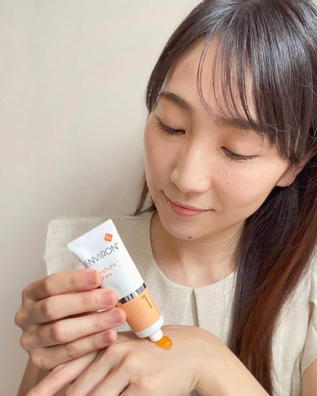 渡辺順子さんのインスタグラム写真 - (渡辺順子Instagram)「𓆸⋆* SKIN CARE .*  うるおいを閉じ込めたような 肌の質感に思わずニヤッとしちゃう  エンビロン @environ_jp の ビタミンA(整肌成分)スキンケアを ラインで試せる《モイスチャー 1セット》 ライトな滑らかなテクスチャーの モイスチャージェルにモイスチャークリームが スーッと肌に馴染んで心地よく使える◎  暑くなってくると ベタベタするのは嫌！ だけど乾燥は気になるし… うるおいは欲しい!! とゆう私の願望を満たしてくれた.*･ﾟ  「ビタミンA」スキンケアの パイオニアであるエンビロン その1番人気なシリーズなのも頷ける!!  ビタミンAには ▷肌バランスの機能をサポート ▷乾燥などのダメージをケア する働きがあるんですって  ますます紫外線が気になる 季節になってきたけど 紫外線によって壊れてしまう 性質があるみたいで  健やかな肌印象を目指していくには つねに補っていくことが大切  モイスチャージェルと モイスチャークリームは 肌のコンディションに合わせて ビタミンAの濃度を ステップアップできるところも良いよね𓂃𓈒𓏸  ちなみにモイスチャージェルの 綺麗なオレンジカラーは 着色料は一切使用していなくて ビタミンなど成分そのものの色なんだって🍊  全国のクリニック・サロン Live Active STORE(公式オンラインストア)で 購入できるので ビタミンAスキンケアを始めてみたい方は チェックしてみてね  #エンビロン #モイスチャー１セット #ビタミンA #スキンケア #ドクターズコスメ #レチノール #ad #レチノール誘導体 #紫外線ダメージケア #美肌作り #ノーファンデ肌 #30代ママ美容 #ENVIRON」7月6日 20時23分 - nabejun_room