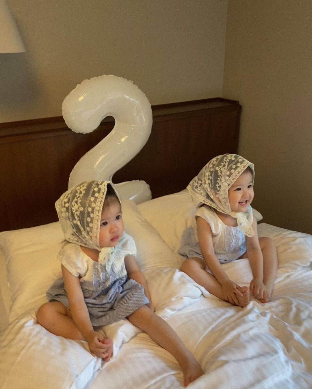 NANAのインスタグラム：「🩵 TWO👶🏻👶🏻✌🏻🩵  前に話してた買い過ぎたバルーン！笑 鹿児島にも持ってきた \♡/ 暑過ぎて現地で調達したお洋服にスカーフ巻いただけ🤍 (ママも混ざらせてもらったり🧕🫶🏻笑  最近は本当によくお喋りするし、自己主張もすごくて⚡️ 一丁前にお風呂入るのを面倒くさがったり笑。。 "かみのけ昨日あらったよ！おしりだけ洗う〜"とか言い出しますww🤣 えww  あれだけただただ仲の良かったタネタネもめちゃくちゃ激しい喧嘩もするように…😵‍💫💦 双子の本格的なイヤイヤ期がこんなにも大変だとは思わなかったけど、なんとか毎日楽しみながら過ごしています✊🏻🥵 (イヤイヤ期っていつ終わるんだろう？💭  個性を大事にしながら、色んなことを経験させてあげたいです🦢🦢✨  #タネタネ記録 #双子 #twins」