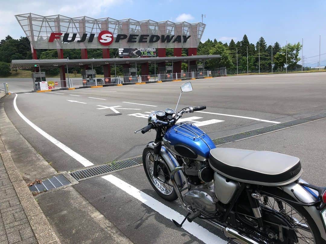 KIYOのインスタグラム：「MCFAJクラブマンロードレース12日目。本日最終回。  #mcfaj #mcfajクラブマンロードレース #fujiinternationalspeedway」