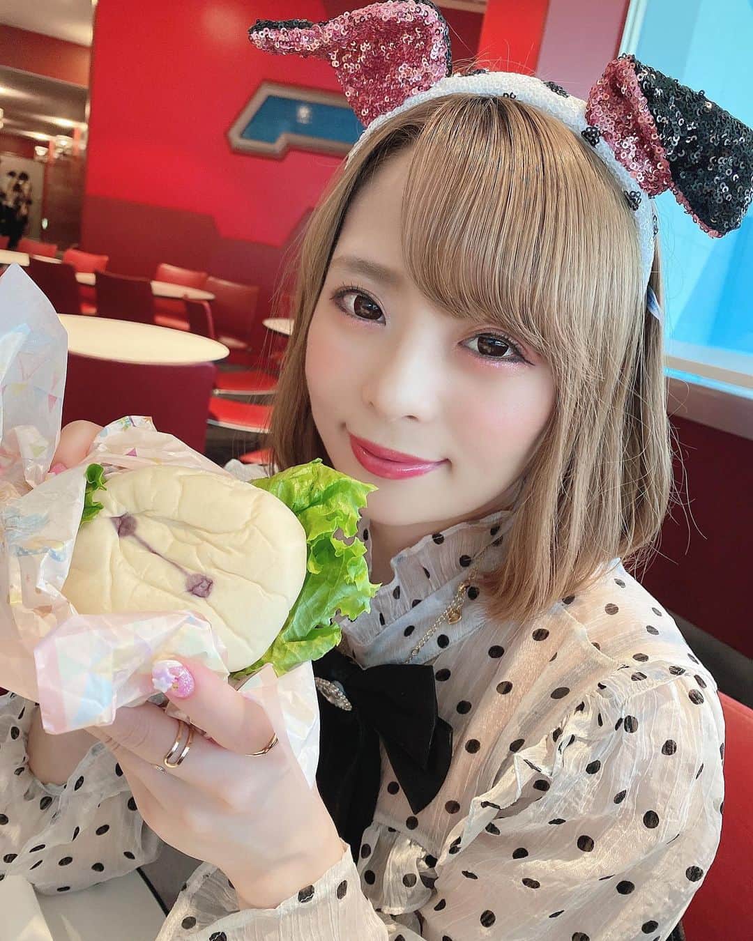 亀田ゆかりのインスタグラム：「. . ベイマックスバーガー( ꕹ ) . . #ディズニーランド #ディズニーコーデ #ディズニーカチューシャ #101匹わんちゃん #ディズニーフード」
