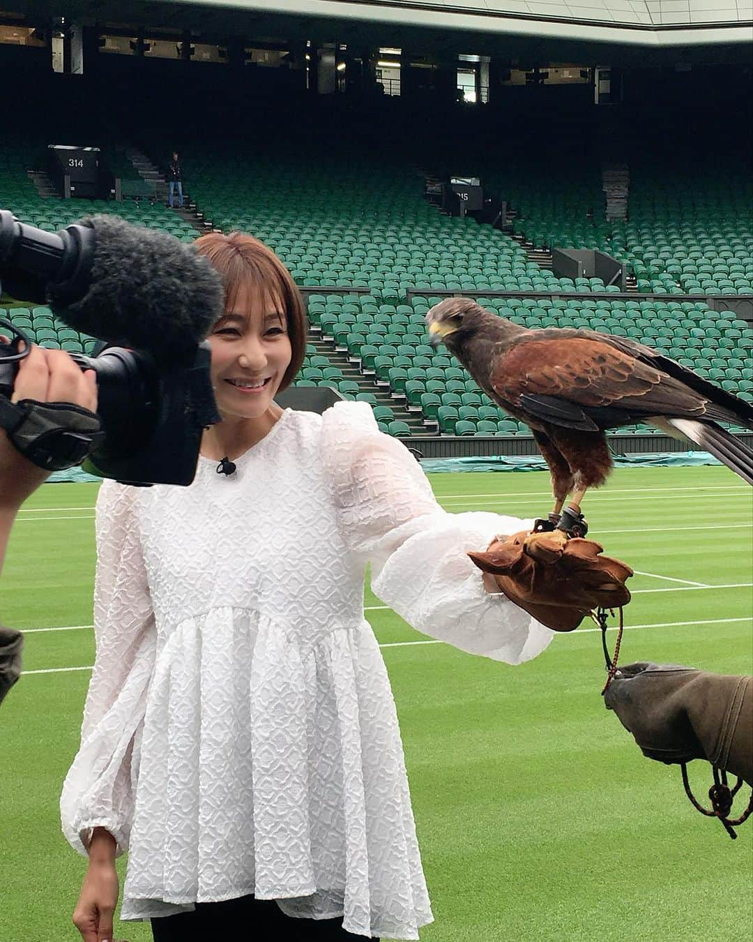 森上亜希子さんのインスタグラム写真 - (森上亜希子Instagram)「ある日のロケ🦅 鷹のお仕事などを伺いました！ このウィンブルドン期間中に放送されると思いますので、お楽しみに！  本日もNHKでは23時45分から総合で放送予定です。  是非、ご覧下さい！  #wimbledon  #nhk #解説 #テニス #tennis #tennisplayer #聖地 #ウィンブルドン」7月6日 20時37分 - akiko_morigami