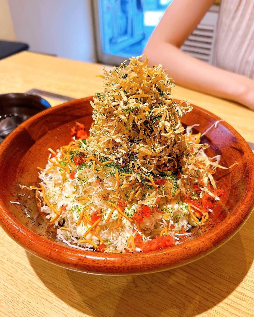 雪音まりな（まーりん）さんのインスタグラム写真 - (雪音まりな（まーりん）Instagram)「.  @sandaimetoshida さん。飯田橋駅からすぐにあるもんじゃが人気の鉄板居酒屋です🏮 ここの名物はなんと言っても全てのメニューの食べ飲み放題があること✨💮 もんじゃだけでもすごいメニュー数なのに、もんじゃサラダや焼売などの前菜やおつまみ、サイドメニューなども豊富で、しかも1品1品めちゃくちゃクオリティが高くて美味しいです💯毎日朝イチで仕入れられているレバーなんかもあります🤤（大好物） ドリンクの種類も豊富で紅しょうがサワーとガリサワーは他にないお味で、夏っぽいし映えるしで大満足でした🥰（アルコール抜きのソーダにもできるよ） 店員さんも気さくで居心地がとにかく良いのと、型抜きができたりゲームができたり、大きなテレビがあってスポーツ観戦できたりと、ついついずっといたくなる素敵な魅力のあるお店でした💓  . . .  PR @sandaimetoshida #東京名物 #東京大神宮 #飯田橋 #東京ドーム #武道館 #飯田橋もんじゃ #三代目土信田商店」7月6日 20時40分 - yukine_dayo