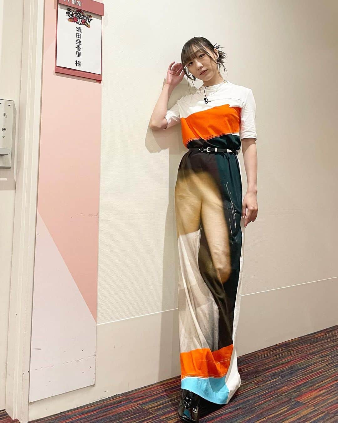 須田亜香里さんのインスタグラム写真 - (須田亜香里Instagram)「😗😗😗  少し前に放送された #マッドマックスtv の時の写真。 衣装がよく見ると、人の体のプリントでした。 あと背中がめっちゃ空いてたんだ☺️  7月8日(土) NHK Eテレ10:30〜 #ヴィランの言い分  衣装の袖が長めだなぁと思って収録を終えたら、親指通すところがあるタイプの服だったことに気づきました。 なので本番では親指通ってません😆 #須田亜香里衣装 #ラストの写真は #きのこのモノマネ」7月6日 20時41分 - akarisuda