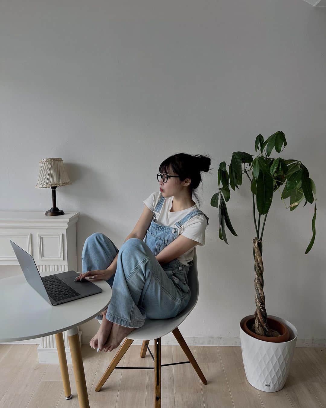 すずのインスタグラム：「work 💻  みんながロック画面にしたいっていってくれたけん原画です🤍 ついに明日7/7🎋発売 suzuOriginalワンピース🎶」