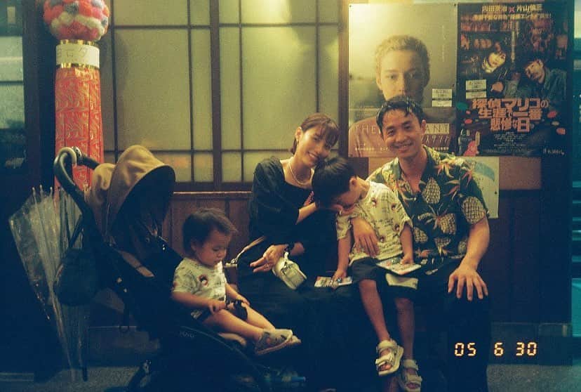 小西翼さんのインスタグラム写真 - (小西翼Instagram)「. 数少ない家族写真👨‍👩‍👦‍👦✨  君たちが大好き。  📸: @uemuraryo」7月6日 20時42分 - tucha_k