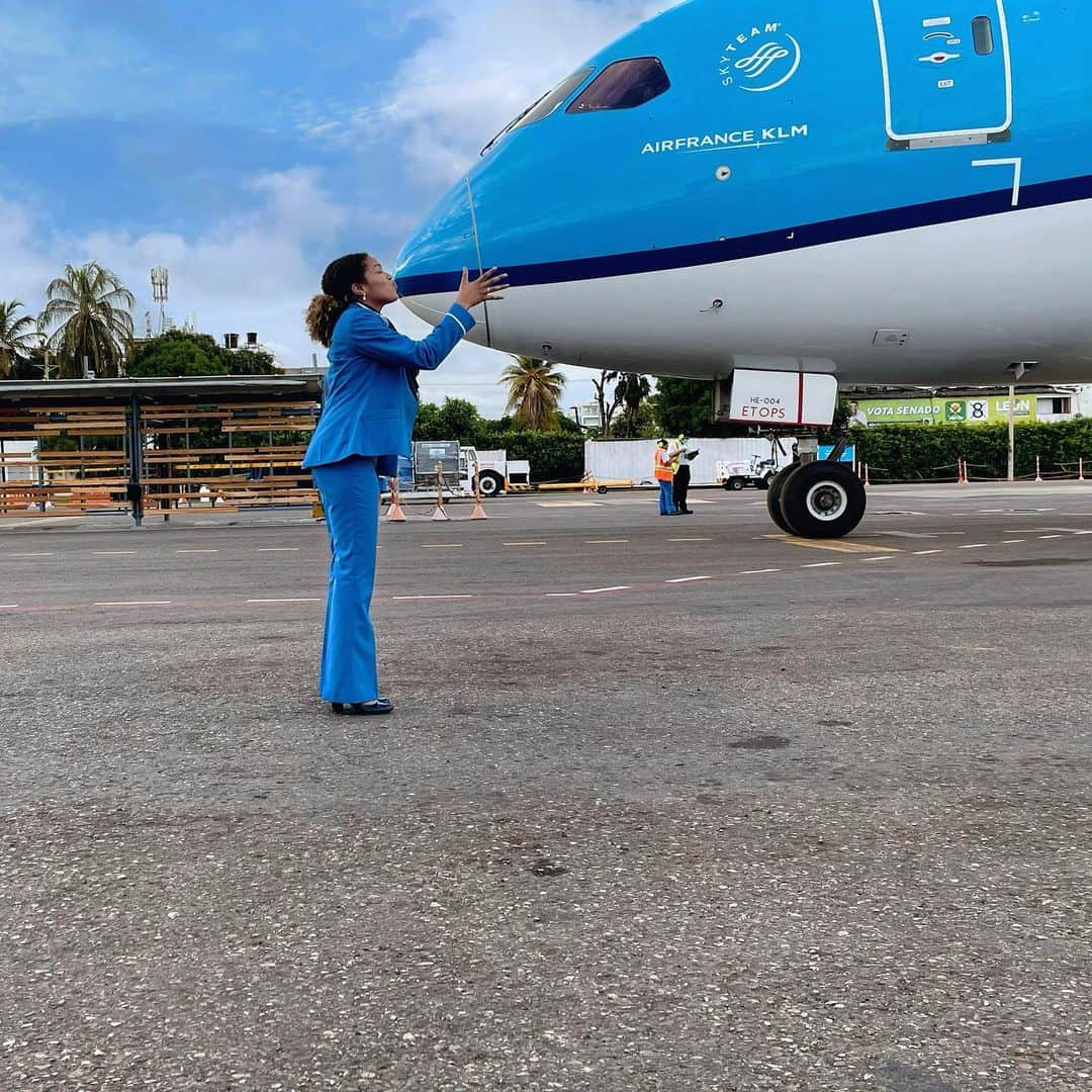 KLMオランダ航空さんのインスタグラム写真 - (KLMオランダ航空Instagram)「Apparently it’s International Kissing Day 😀 Tag someone who deserves a 💋!  Ps. Permission was given to capture this special kiss! #InternationalKissingDay #Kiss #KLM #KissingDay #KissDay #RoyalDutchAirlines #kus」7月6日 20時54分 - klm