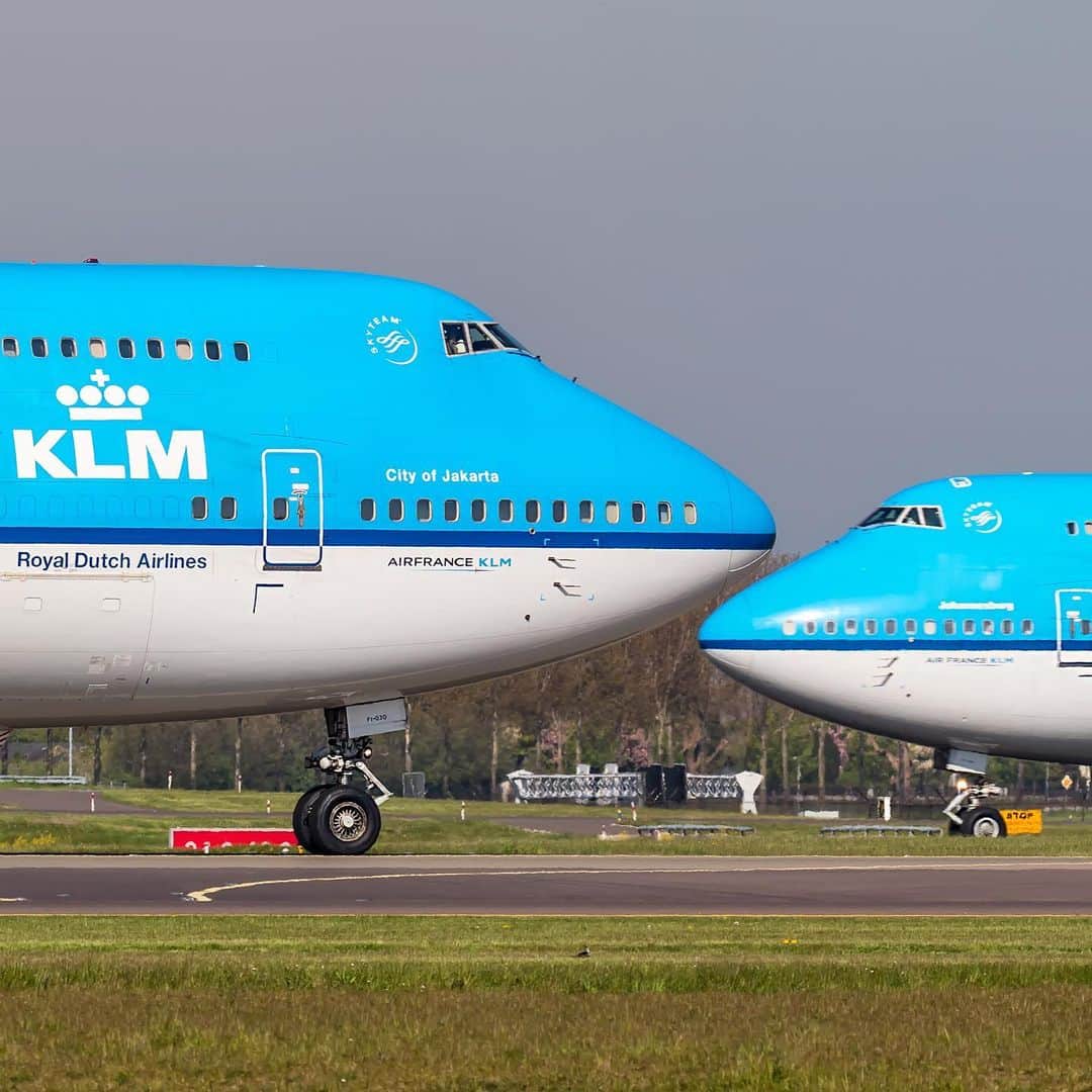 KLMオランダ航空さんのインスタグラム写真 - (KLMオランダ航空Instagram)「Apparently it’s International Kissing Day 😀 Tag someone who deserves a 💋!  Ps. Permission was given to capture this special kiss! #InternationalKissingDay #Kiss #KLM #KissingDay #KissDay #RoyalDutchAirlines #kus」7月6日 20時54分 - klm