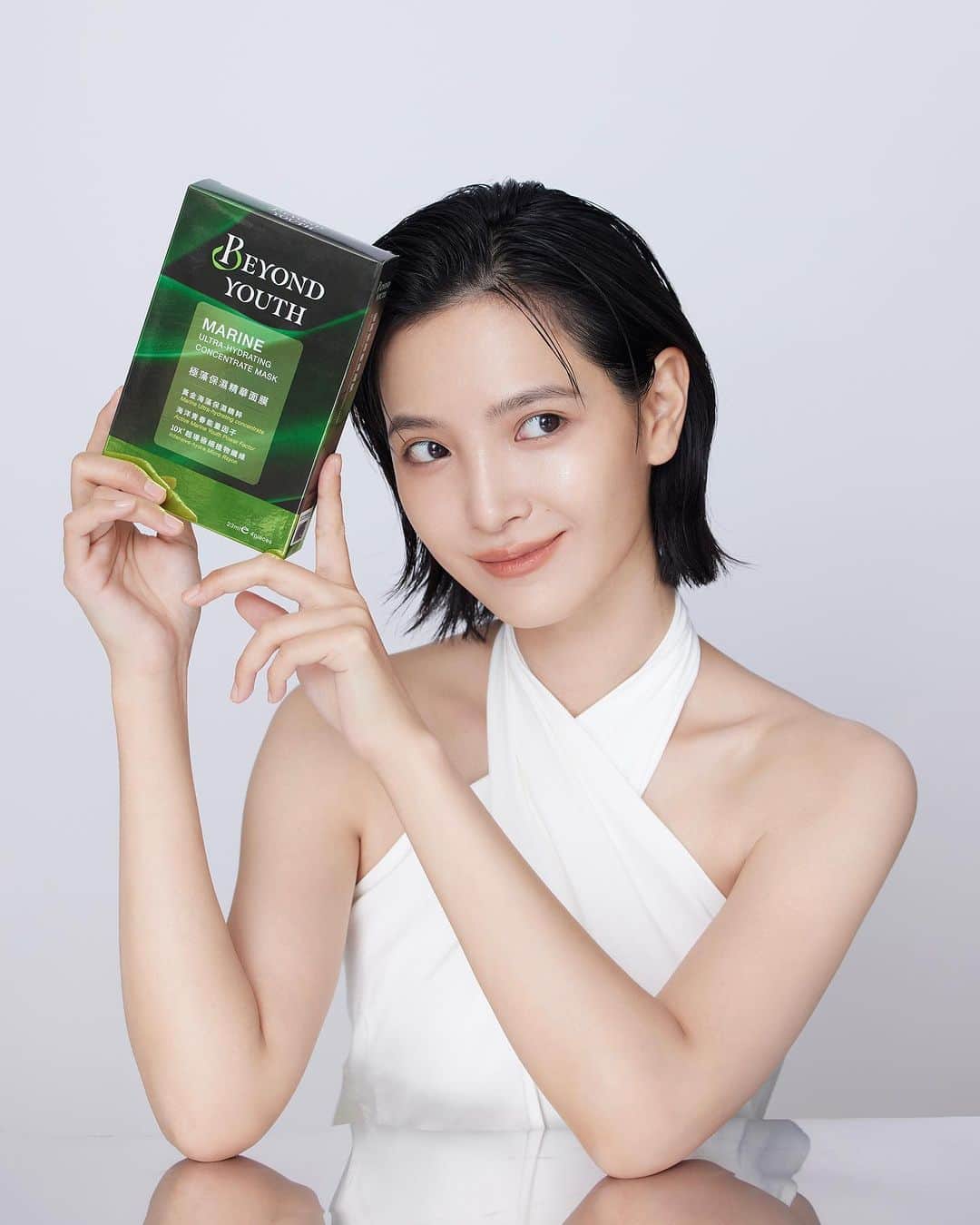 吳子霏（Ellen Wu）のインスタグラム：「⁡ 工作忙碌且高壓的生活裡頭，我最喜歡的me time時光，就是將一切打理好之後，找一個最舒適的地方，敷上面膜，播放喜歡的音樂，然後告訴自己：「謝謝肌膚和身體今天的辛勞，讓我們在此刻把疲憊排解出去，修復所有的能量」   新朋友BEYOND YOUTH的極藻保濕精華面膜，除了親膚性極佳的布膜，更加入含法國黃金海藻在內，高達六種海藻精華，搭配233種養膚微量元素，讓保濕做得更好，一邊敷臉一邊冥想，內外同時注入療癒保養，讓我們的肌膚和身體都獲得更穩定的狀態。   不論男生女生，讓我們一起保水帥氣，一起變得很漂亮，在每一刻都展現最完美的你。   @beyondyouth_tw #BEYONDYOUTH #極藻 #極藻保濕精華面膜 #全方位延緩肌膚老化」
