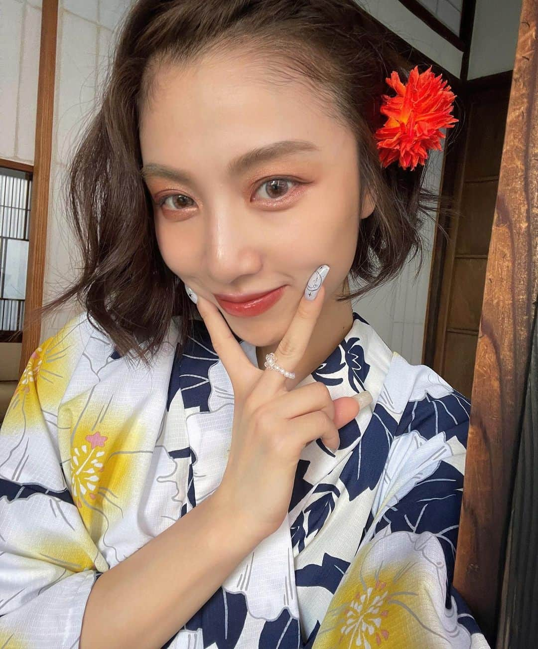 honoka のインスタグラム：「明日は七夕やね🎋 明日は楽しみなことあるよ🌻  AMBER東京公演をOPENREC.tvで配信！ LIVE配信後OPENREC.tVの生配信で七夕企画を実施します🙏 21:00頃～予定です🤍🤍🤍🤍」