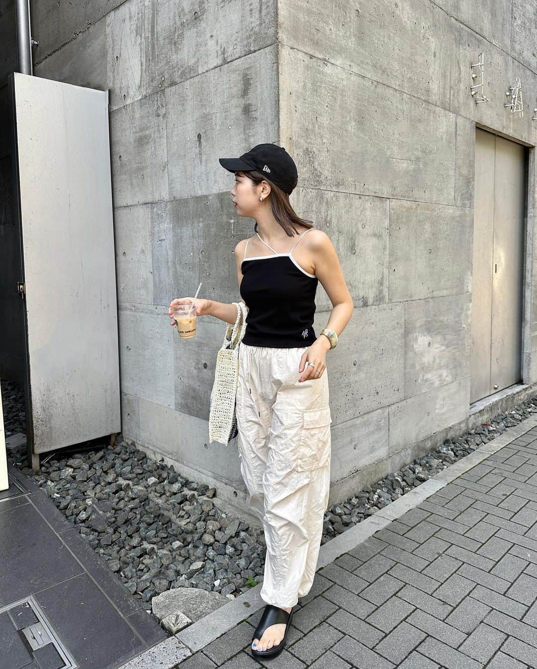 katomari. カトマリのインスタグラム：「本日の名古屋36℃🫠 暑すぎて溶けますね🫠🫠🫠  そんな日はもうキャミ一枚で過ごしたい🌴 好みど真ん中のパイピングキャミ入荷しました👙 黒をリアルバイ🖤 裾のロゴがかわいいんだ〜〜  春に買ったカーゴパンツも 思った通り夏になってめちゃくちゃ履いてる🐻‍❄️ コンパクトなトップス着る時にちょうど良い🫶🏻  #Kastane #Kastane_pants #夏コーデ #夏服コーデ #トレンドコーデ  #ミディアムボブ #ミディアムヘア #ミディアムヘアアレンジ  #パーマ風巻き髪 #高身長コーデ #高身長女子 #骨格ナチュラル  #カスタネ #30代コーデ #アラサーコーデ #カーゴパンツ #パンツコーデ #モノトーンコーデ  #キャップコーデ #キャップ女子 #ニューエラキャップ」