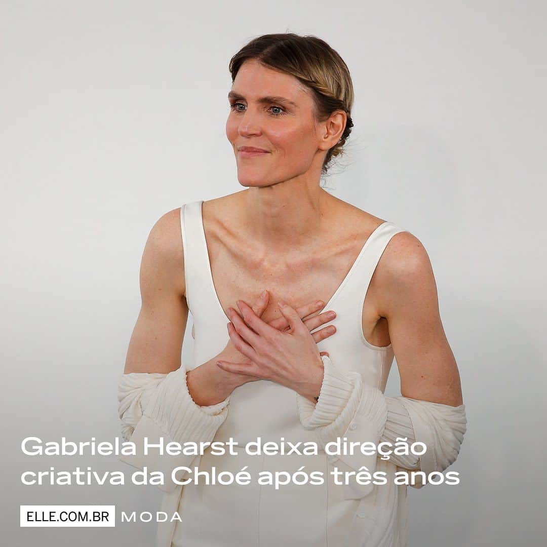 ELLE Brasilのインスタグラム：「Está confirmado: após rumores de que Gabriela Hearst deixaria o cargo de diretora criativa da Chloé, o grupo Richemont, que detém a marca, anunciou nesta quinta-feira, 6.7, que a estilista uruguaia apresentará a sua última coleção para a casa francesa (a de verão 2024) no dia 28 de setembro, durante a próxima Semana de Moda de Paris.」