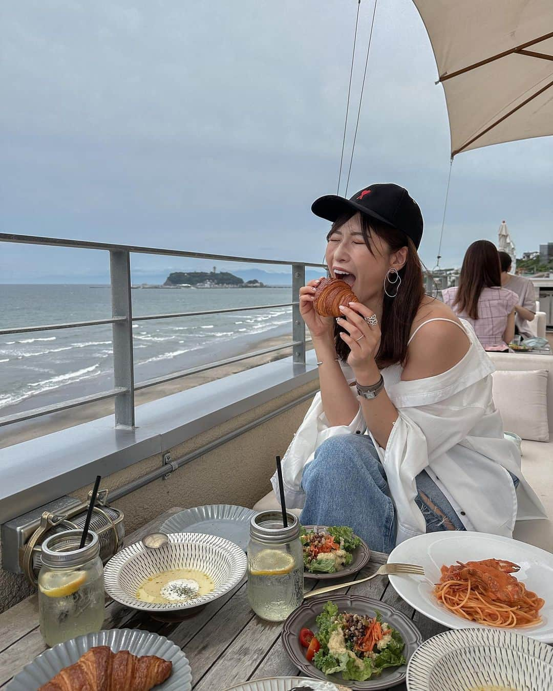 l.lily1013さんのインスタグラム写真 - (l.lily1013Instagram)「七里ヶ浜カフェ🌊🫶  海が見えるカフェ @edw_shichirigahama 🤎  人気の中目黒flower ＋waterや渋ドラの系列店だよ✨ ランチは メイン＋美味しいクロワッサン＋スープ＋サラダ＋飲み物がセット💓  お得感あって、海が見える絶景プライスレス💓  店内からも目の前の七里ヶ浜を一望できるよ✨  お隣の鎌倉高校前はスラムダンクの再熱で賑わってたし、 湘南に来た時には、ぜひ寄ってみて💓  【Espresso D Works 七里ヶ浜】 📍鎌倉市七里ヶ浜1-4-19トライアングル七里ヶ浜2F-B   #七里ヶ浜カフェ #湘南カフェ#江ノ島カフェ #江ノ電 #江ノ電が好き #鎌倉カフェ #七里ヶ浜 #海コーデ#カジュアルコーデ#きれいめカジュアル#リエディ #ジーユーコーデ #guコーデ #スラムダンク #slumdunk #海が見えるカフェ #海が見える」7月6日 21時01分 - l.lily1013