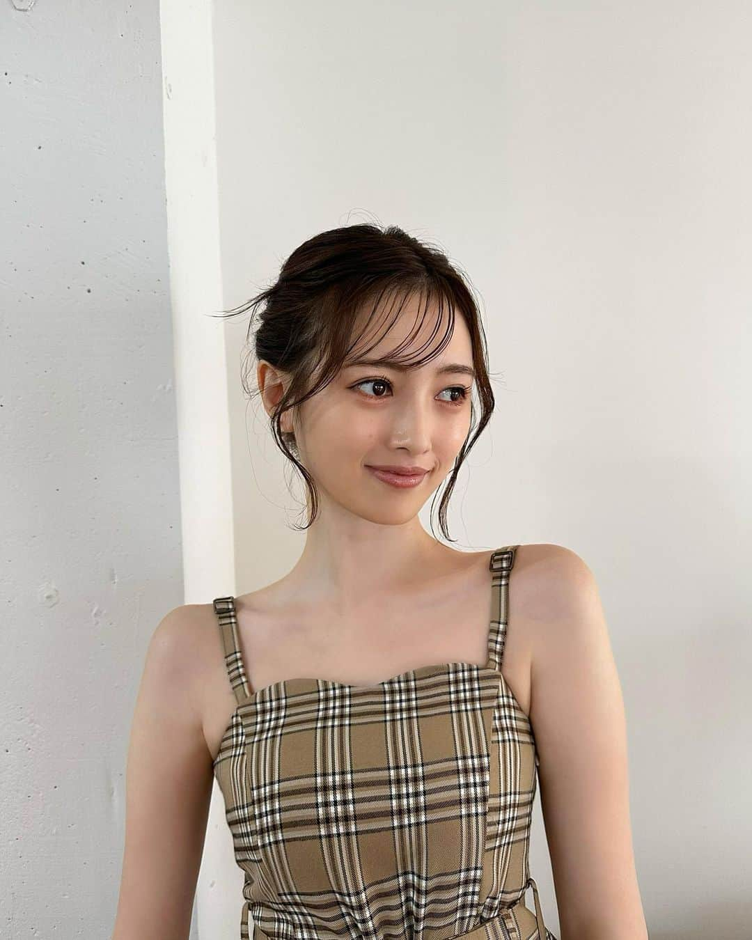 宮内理沙さんのインスタグラム写真 - (宮内理沙Instagram)「shooting for summer collection🌻  夏っぽいヘアアレンジかわいかった♡ 今年の夏は何着ようかな🧐？ 沢山お出かけしたいなあ☀️  全然関係ないけどThreadsで何？？ 皆やってて完全に出遅れたけど未だに何か分からなくて流行りについていけてない🥲💭」7月6日 21時03分 - risa_miyauchi