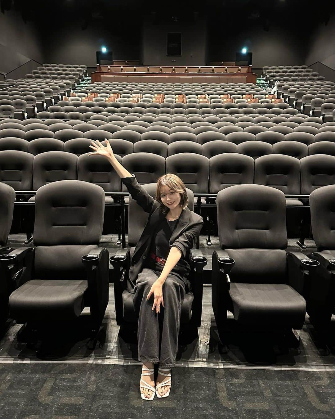 島崎由莉香さんのインスタグラム写真 - (島崎由莉香Instagram)「🎞️ 7/3発売の週刊プレイボーイ  "この夏の大作映画は「進化系プレミアムシート」で見たい！"  特集ページのモデルをさせていただいています🫶🏻  久々の週プレです！！ めちゃくちゃ嬉しい😭✨✨  皆様是非見てみてください〜！☺︎」7月6日 20時55分 - yurika_shimazaki