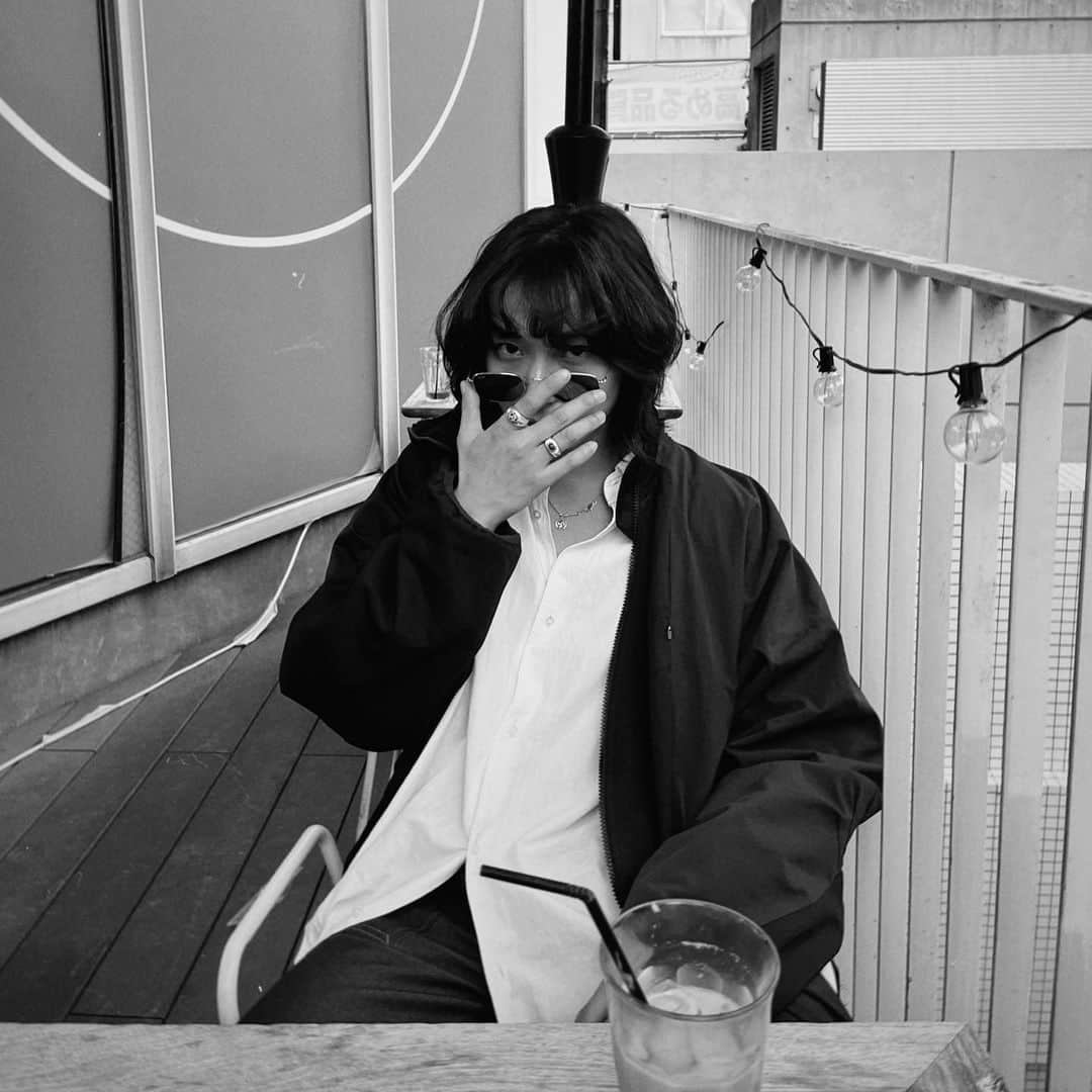 上野一稀さんのインスタグラム写真 - (上野一稀Instagram)「・ cafe time. ・ 今日響いた言葉  「私は、人の成功を、単にどれくらい高く昇りつめたかでは判断しない。どん底に落ちた時に、どれくらい高く這い戻ってきたかで判断する。」  “I don’t measure a man’s success by how high he climbs, but how high he bounces when he hits bottom.” ・ ・ オンとオフの切り替え！ ・ ・ ・ ・ ・ ・ ・ ・ ・ ・ #メンズファッションコーデ #メンズファッションコーディネート #ユニセックスコーデ #ユニセックスファッション #メンズモデル #ミディアムヘアアレンジ #ラフコーデ #カフェ」7月6日 20時56分 - itsuki1158