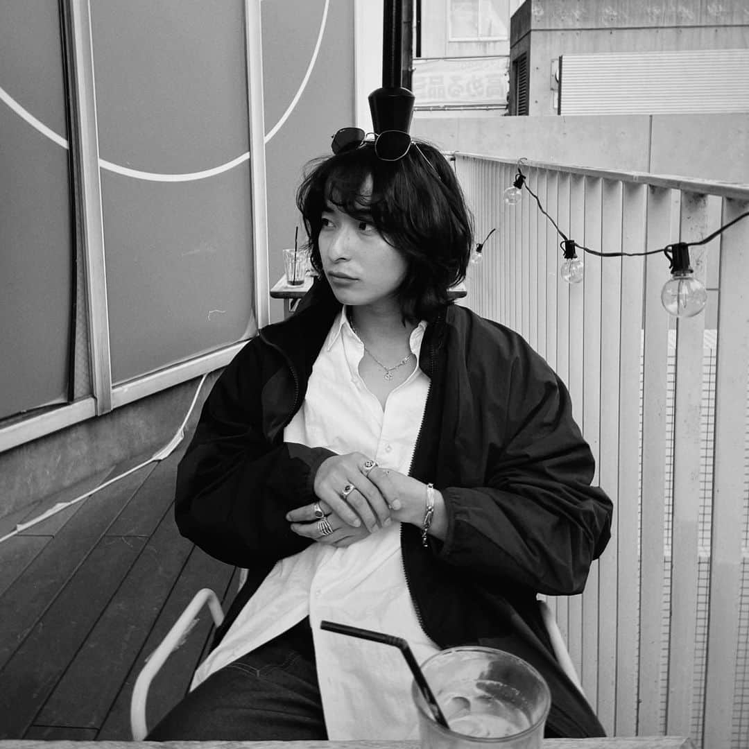 上野一稀のインスタグラム：「・ cafe time. ・ 今日響いた言葉  「私は、人の成功を、単にどれくらい高く昇りつめたかでは判断しない。どん底に落ちた時に、どれくらい高く這い戻ってきたかで判断する。」  “I don’t measure a man’s success by how high he climbs, but how high he bounces when he hits bottom.” ・ ・ オンとオフの切り替え！ ・ ・ ・ ・ ・ ・ ・ ・ ・ ・ #メンズファッションコーデ #メンズファッションコーディネート #ユニセックスコーデ #ユニセックスファッション #メンズモデル #ミディアムヘアアレンジ #ラフコーデ #カフェ」