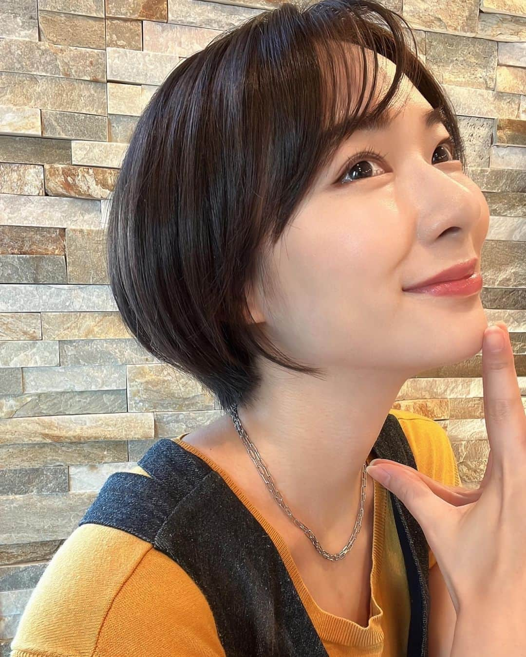 井咲アキのインスタグラム：「🍎🧴✨  一瞬で虜になったシャンプーたち🩵🫧  毎月欠かさずヘアサロンで最高の トリートメントをしているし、 今までもサロンシャンプー使ってきたけど、 それでも感動したレベル🥺  サロンのトリートメント後の質感と、 このシャンプーを使った後の質感、 全く一緒で、「ホントに良いのかいっ！」 っていうツッコミが出た😂  スイスの品種で、 "4ヶ月腐らない奇跡のりんご" の幹細胞エキスが 配合されてるんだって！♡  4ヶ月も腐ることのない自己再生能力！！✨ 説得力高すぎるりんご😂🍎  だから、使えば使うほど肌も髪も元気になる！💪✨  界面活性剤もアミノ酸系だから安心して使えます🤱💕  癖っ毛で悩んでる人にもおすすめだよ！✨  #幹細胞シャンプー#幹細胞エイジングケア #サロンクオリティーヘアケア#自己再生能力 #植物幹細胞#細胞に働きかける#抗老化#不老エキス #話題の幹細胞#4ヶ月腐らない奇跡のりんご #ウトビラースパトラウバー#希少価値の高いりんご  #高品質だけどリーズナブル#癖っ毛さんにもおすすめ #使えばわかる本物志向シャンプー#アミノ酸シャンプー  #オーガニック#りんご幹細胞トリートメント#PR」