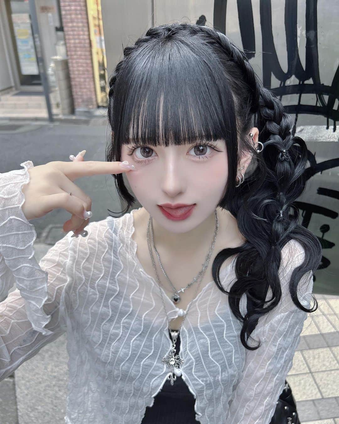 狐波ろんのインスタグラム：「アー写撮影の日のサイドポニー、愛しのはるかちゃんにお願いしたo̴̶̷̤ ̫ o̴̶̷̤♡ めちゃ可愛くしてもらって写真まで撮ってくれて本当に𝑩𝑰𝑮 𝑳𝑶𝑽𝑬――だし𝒌𝒊𝒔𝒔………..だね」