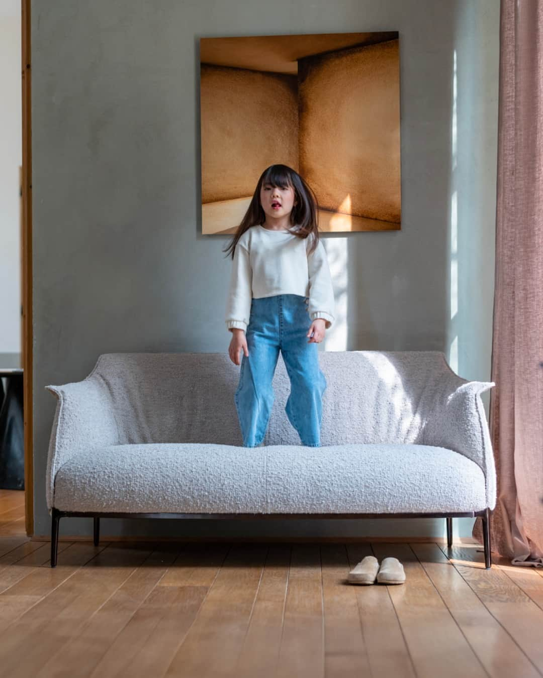 Poltrona Frauのインスタグラム：「Our sofas are crafted for elegance, comfort and durability. Because you never know when your sophisticated living space will be turned into a playground. Discover the Archibald sofa designed by @jm_massaud online and in-store.  #PoltronaFrau #PoltronaFrauPleasures #JeanMarieMassaud」