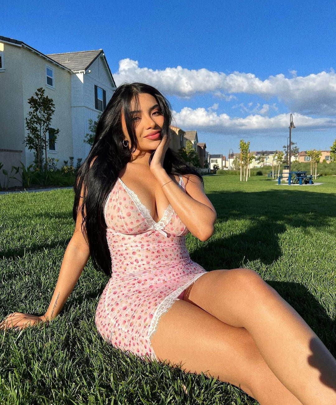 SHEINのインスタグラム：「Our only rule this summer: florals, florals, and more florals! 🌷🌼🌻💖 @elsyguevara   🔎12638434  #SHEIN #SHEINforAll #SHEINstyle #fashion #chic」