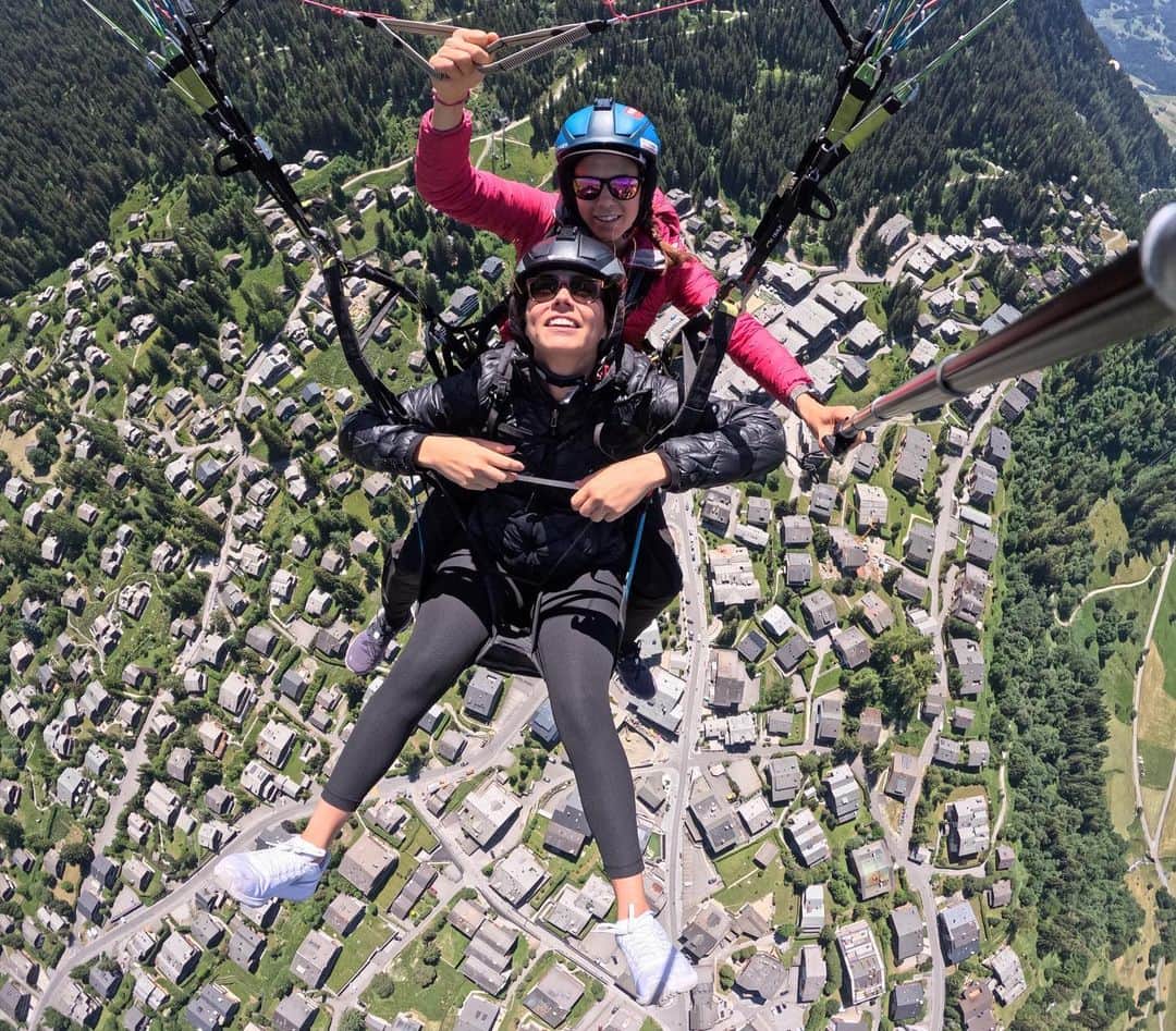ロレンザ・イゾさんのインスタグラム写真 - (ロレンザ・イゾInstagram)「A dork gliding through the Swiss Alps with @yaelmargelisch nbd」7月6日 21時00分 - lorenzaizzo