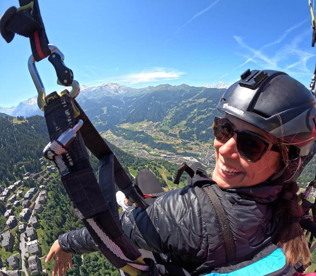 ロレンザ・イゾのインスタグラム：「A dork gliding through the Swiss Alps with @yaelmargelisch nbd」