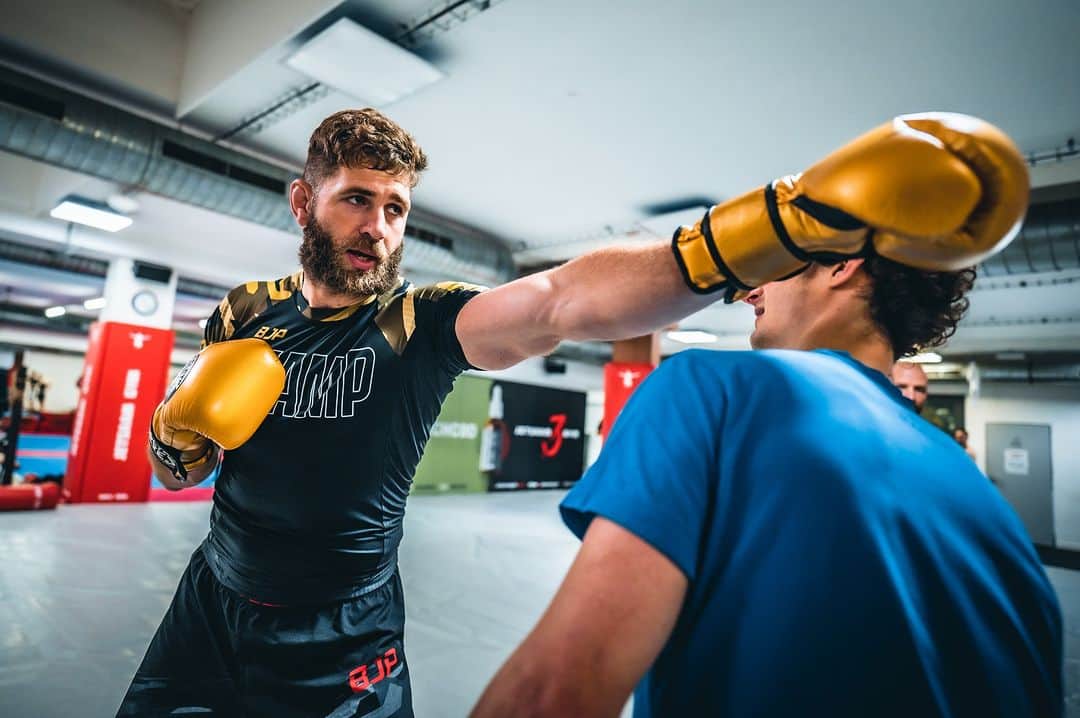 アダム・オンドラのインスタグラム：「🥋 🥊 🧗‍♂ In September with @jirkaprochazka on my YouTube channel 👊  Pics by @pet.phot   #adamondra #AO #jirkaprochazka #BJP #mixit #mujmixit @mix.it #MMA #climbing #training」