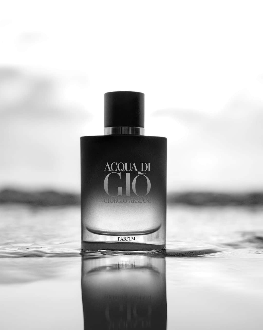 Armani Beautyさんのインスタグラム写真 - (Armani BeautyInstagram)「A new powerful fragrance. Reinterpreting the powerful marine signature, the new ACQUA DI GIÒ PARFUM blends powerful, addictive incense notes with fresh and vibrant aromas to create a new facet of the fragrance's timeless identity.    #Armanibeauty #AcquaDiGio #Fragrance」7月6日 21時00分 - armanibeauty