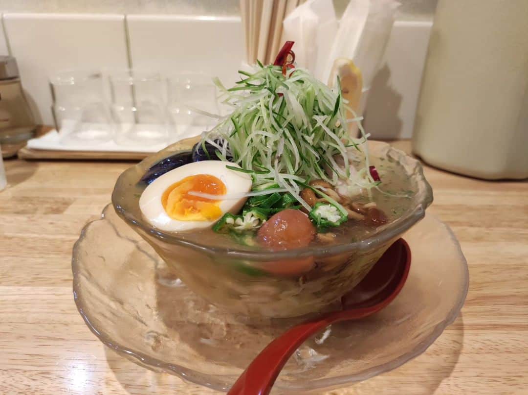 つけMen野郎のインスタグラム：「冷やしとりそば らーめん天神下大喜 ラッキー夜に冷やしゲット。夏だけに提供されるこの一杯にどれだけ心が躍るだろうか。日本の湿度高めなジメっと感が高まる程に価値観が上がる一杯。今日も暑かったので日和ってました。キンキンに冷えているのにスープが濃厚なとりの味わい。それでいて刻んた大葉やネギ、胡瓜の清涼感を抑える布陣。なめこ、オクラがスープのとろみに拍車をかけ、麺とよぉく絡むように助演する。その麺がしっかり茹でからのしっかり水締めだからムチッとした食感を感じさせる太縮れ具合い。 夜にありつけたらラッキーだし、真骨頂は昼間のカンカン照りからの冷やしとりそばの涼は幸せこの上ないだろうな。今年もひとまず最高でした。」