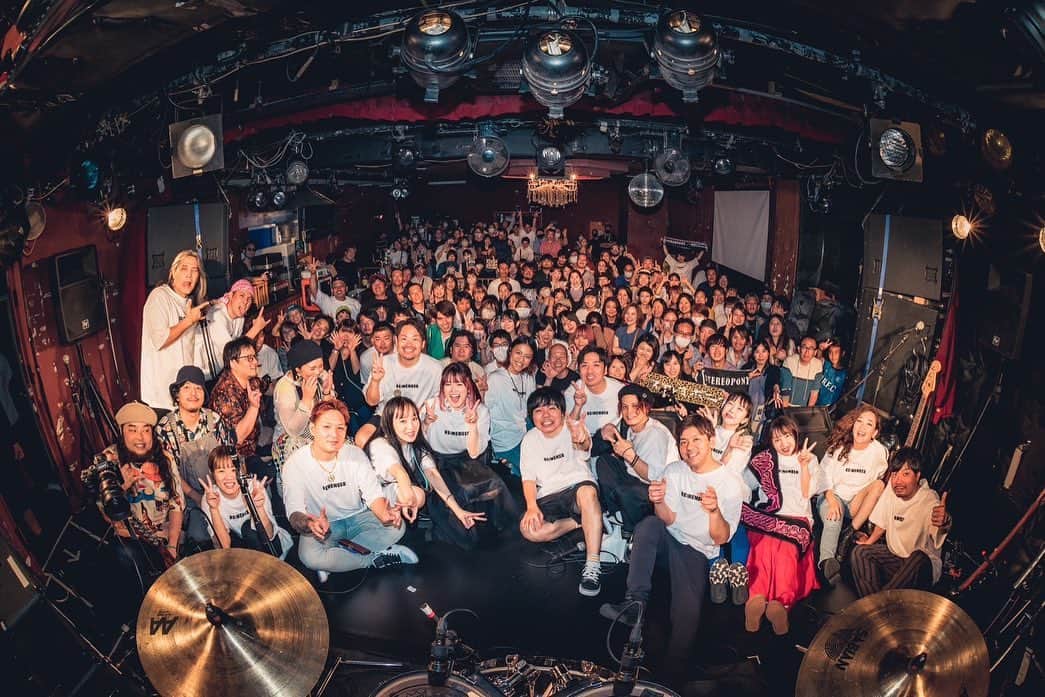 AIMIのインスタグラム：「6月3日に那覇市の桜坂セントラルで開催された、 【 RE:MEMBER 】からはやくも1ヶ月以上経ちました🥹　早ぁぁあ🤯 ２０２３がもう半分閉じているとは… 年々早く感じます😳  今日はあいだが空いてしまったけど、 6月3日のセットリスト順にAIMI & NOHANA (ex.ステレオポニー) のライブを振り返ります🫶❤️  ステレオポニーの解散ライブから約11年。 NOHANAとステージに一緒に上がるのは赤坂ブリッツのラストライブぶりでした泣 ライブに向けてセットリストをふたりで考え、 やりたい曲た〜〜〜くさんあったけど、 二人でやるならこの曲❗️みんなに喜んでもらえるのはきっとこの曲❗️限られたライブの時間の中でも思いっきり楽しんでもらえるようにイメージしてセトリも組みました💡  台風の影響で沖縄入りが予定通りにいかなかったNOHANAとサポートメンバーのナオヒロさん(Dr.) だけども、みんなライブ前日の深夜にぎりぎりまで初めて音合わせをして、細かいグルーヴや音のチェックを進めてリハーサルしました🌟 そして、あっという間にライブ当日❣️  限られた時間だったけど会場まで駆けつけてくれたお客さんに喜んでもらえるようNOHANAがツーショット写真の物販もアイデア出してくれて、 写真を撮ったり準備したりさすがリーダーでした😆  オープン前からセントラル前は大行列！ 「エイエイオー！リ、メンバー！」の円陣を組み 超満員SOLD OUT満員御礼でイベントスタート❤️‍🔥  CRIMSONしーじゃ〜(先輩)が温かくも懐かしくもごりごり優しい音で会場を盛り上げ MYSTICのパフォーマンスにみんな釘付け⚡️ そして、オズフェスタではAIMIもサポートボーカルとして2曲歌い、 さぁ🔥‼️ AIMI&NOHANA のオンステージ❤️‍🔥 🔥･:*+.\(( °ω° ))/.:+🔥🐴🎸  セットリストは 1. 青春にその涙が必要だ！  〜 MC 〜 2. 泪のムコウ 3. 小さな魔法 〜 MC 〜 4.はんぶんこ 5.ヒトヒラのハナビラ  でした🌈🌈🌈  暗転の中から、 サポートのいっせーさん(Gt.)のハウリング音が会場を包み込んで AIMI NOHANA のオンステージ！ ナオヒロさんのカウントから、 「青春にその涙が必要だ！」！！！！！🔥✊ 　恋したい　♪  恋したいっ　♪  我々の青春も甦る…🥹🎶 みんなも、拳上げていっしょにウォイ！ウォイ！ ステージから見える景色はステポのライブのときとおなじ景色でした✨  「今日サポートをしてくれるのは、 ex.オズ　いっせーさん！ナオヒロさん！ みんな、最後までよろしく〜〜‼️」  全曲同期音源無し、生声と生バンドの音のみで 懐かしいステレオポニーの曲が紡がれて…🎶  泪のムコウ。少し大人になったAIMIの声で、気持ちを込めて歌いました！ 小さな魔法。この曲を歌うときはいつも優しい気持ちになれる。🫶 カラダを右に左に揺らして、 「世界中でキミだけに歌いたいウタがある 想いが伝わるように　〜〜♪ 　　魔法を　かけて〜〜〜♪ 」  すごく届いた気がしました💘  AIMIから、いまのわたしたちの言葉を伝えたかったMCをして。  「 はーんぶーんこーした　愛のかけーらを〜 いま　でも　まーだ　持ってますか〜　♪」  一気に会場のライブ熱が燃えたぎります🔥✊ チカラいっっっぱいに歌いました！ 弾きました！！ロックンロールだぜぇぇえい！！  そして、「ラストーー！🎸　ヒトヒラのハナビラーーーー！！」  燃えました🔥　何度も涙が出そうになりました🥲💖 遠方から来てくれたお客さんに驚かされて 最後の最後まで最高に楽しい1日でした❤️  終演後の物販コーナーで来てくれたみんなと話すこともできて、名前を聞いてうれしくってうれしくって💖 やっぱり、ライブはいいね😊❣️ みんな大好きの気持ちが膨らんで無敵になれるよ。思い出したらこれからの仕事にも作業にもより一層力が入ります💪  長くなりましたが、 AIMI と、そしてNOHANAもきっと他の出演アーティストさんも、会場に来てくれてたみんなも  この文を読んでくれているあなたも、 毎日を頑張って生きてそれぞれの目標に向かっていると思います✨ 時には昔の大切な想いを振り返って力をもらい 音楽に触れながらこれからも頑張っている自分を大切に過ごしていきましょうね🎶  AIMIは歌を伝え続けます🔥 悲しみも悔しさも乗り越えていけるよ！ また、必ず会って笑顔の輪を作りましょう🌟広げましょう❤️‍🔥❤️‍🔥❤️‍🔥  読んでくれてありがとうー☻ AIMI 〜〜〜〜〜〜〜〜〜〜〜〜〜〜〜〜〜〜〜〜 さいごに… 二度とない1日をあなたのお手元に👚🌊 超数量限定のこりわずか！ RE:MEMBER オリジナルTシャツ  RE:MEMBER ONLINE STORE → https://okireme.stores.jp/  #AIMI#NOHANA#ステレオポニー#オキリメ #オズ#HOIFESTA#MYSTIC#CRIMSON#HeartsGrow」