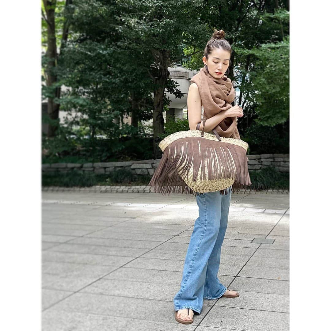 武藤京子さんのインスタグラム写真 - (武藤京子Instagram)「* * 暑くて ついにアメスリに手を出しました💦 * ゆったりとしたシルエットが 今年っぽいデニム ブーツカットが新鮮な @upperhights の 『THE DYLAN』 * ゆるっと穿いているだけなのに スタイルアップして見えるのが 何とも嬉しい😏 * #upperhights #アッパーハイツ　 #guestlisttokyo #asaucemeler #tiffany  #atelieramboise #アメブロ更新しました」7月6日 21時11分 - kyokomuto0628