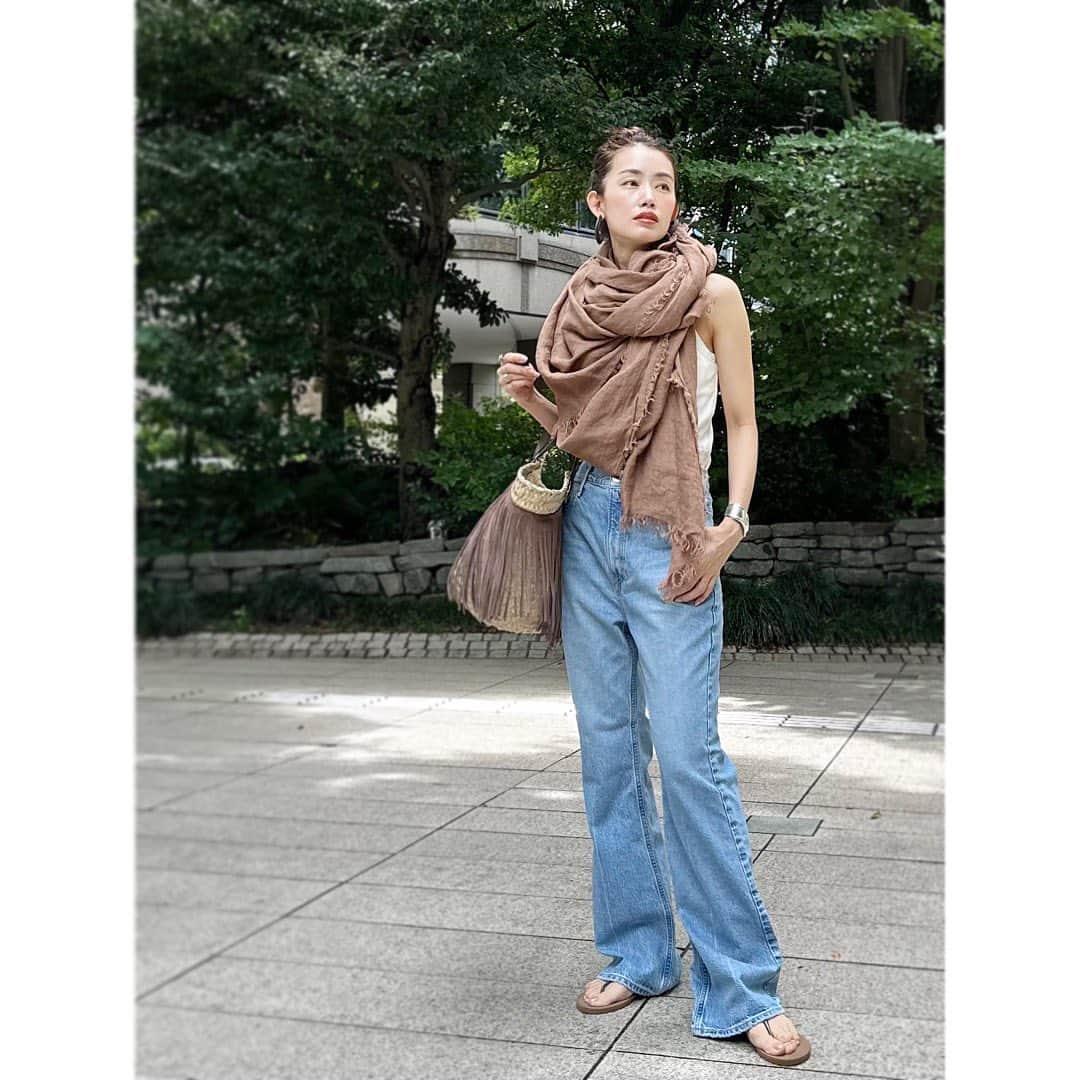 武藤京子さんのインスタグラム写真 - (武藤京子Instagram)「* * 暑くて ついにアメスリに手を出しました💦 * ゆったりとしたシルエットが 今年っぽいデニム ブーツカットが新鮮な @upperhights の 『THE DYLAN』 * ゆるっと穿いているだけなのに スタイルアップして見えるのが 何とも嬉しい😏 * #upperhights #アッパーハイツ　 #guestlisttokyo #asaucemeler #tiffany  #atelieramboise #アメブロ更新しました」7月6日 21時11分 - kyokomuto0628