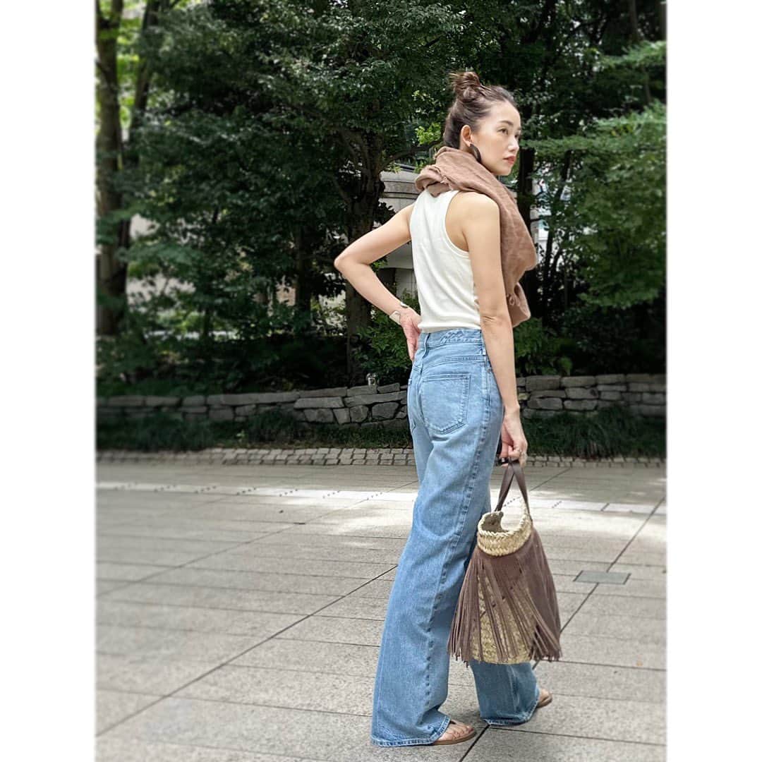 武藤京子さんのインスタグラム写真 - (武藤京子Instagram)「* * 暑くて ついにアメスリに手を出しました💦 * ゆったりとしたシルエットが 今年っぽいデニム ブーツカットが新鮮な @upperhights の 『THE DYLAN』 * ゆるっと穿いているだけなのに スタイルアップして見えるのが 何とも嬉しい😏 * #upperhights #アッパーハイツ　 #guestlisttokyo #asaucemeler #tiffany  #atelieramboise #アメブロ更新しました」7月6日 21時11分 - kyokomuto0628