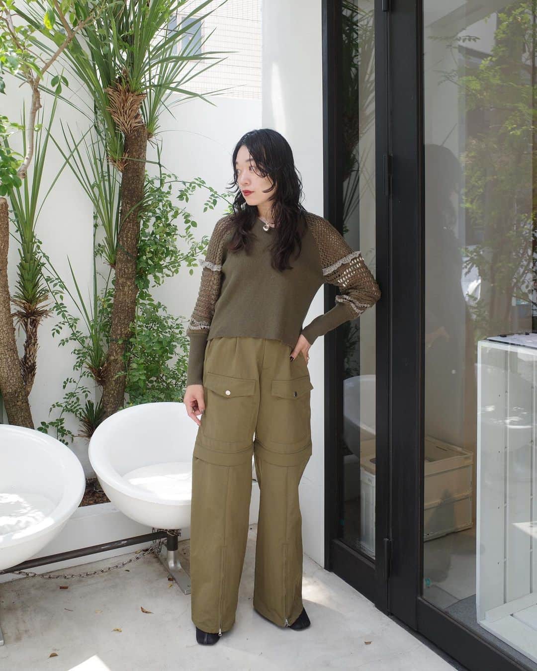 野村仁美のインスタグラム：「@sahara_japon  23AW PreOrder 本日23:59まで10%で予約頂けます🙌  今日はスタッフとどれオーダーつける?と話し合ってました🌞  私は @miyoshikaori に仁美さんこれ全色似合う！と言われたのもあり、チョーカーニットはとりあえずブラックとカーキを予約。(このニットお気に入りなので、多分アイボリーも買うだろう。)  カーゴパンツも悩んでカーキにした。 他にも一個前の投稿できてたやつなど諸々予約。  早く秋冬来ないかな〜⛄️ 本当に一つ一つに想い入れがあり、詳細まで何度もやり直した子達なので📝お披露目できて嬉しいです。  是非後数時間ですがお得なうちにご覧ください🙏✨」