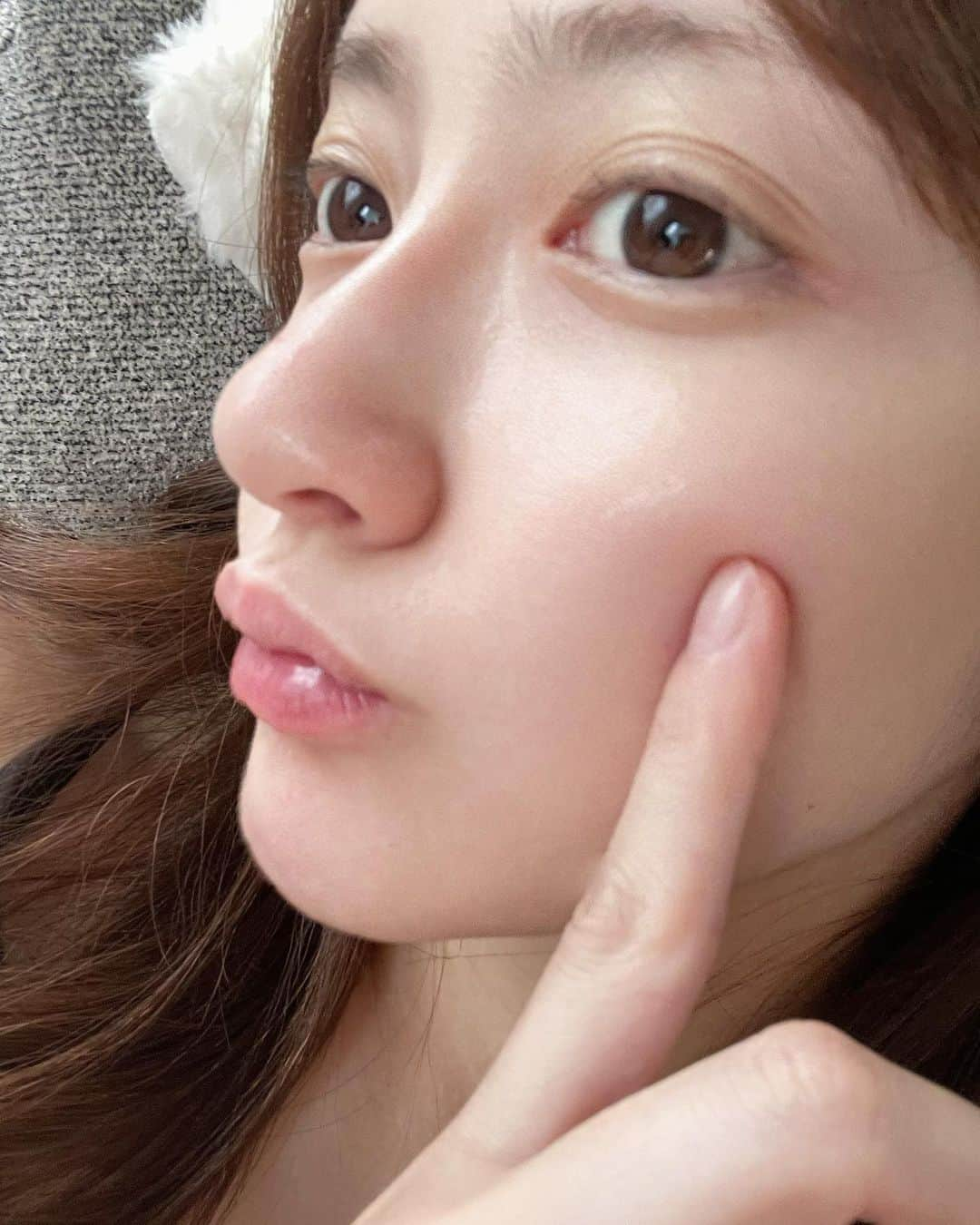 小澤美里さんのインスタグラム写真 - (小澤美里Instagram)「なりたかったエフェクト肌を叶える🥹  最近のお気に入りのケアパック🫶🏻 レチノールとビタミンが一枚で取り入れられるピュレアレチビタエッセンスマスク🧡 贅沢すぎる。。🥹  美容液もひたひたでとても薄いので お肌にしっかり密着してぐんぐん浸透していくのが感じられる満足感もはなまるのうるつやパック◎   ビタミンC誘導体APPSが、肌のハリや弾力を手伝ってくれて、 レチノール誘導体がゴワゴワする肌の角質に効果的でふっくらしたなめらかな肌へ導いてくれます♡ レチビタって名前もいい❣️  松木育未ちゃんがイメージモデルなの🥹かわゆ。。  気になってた毛穴も乾燥もケアできるから毎日コツコツこれからも使おっと♡  #PR #Pureal #ピュレア #レチビタエッセンスマスク #毛穴ケア」7月6日 21時05分 - misatooozamisa