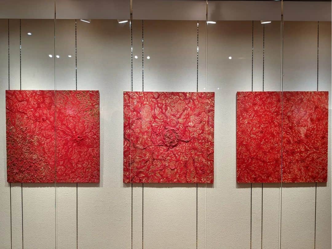 平岡亜紀のインスタグラム：「先日、東京アメリカンクラブ Frederick Harris Gallery にて開催されています、平野早依子展 オープニングレセプションに参加してきました。  さよさん、噂には聞いていたのですが、今回初めてお会いすることができました。作品はもちろん、さよさん自身もとても魅力的な女性で、素敵なひとときを過ごすことができました。  展示会の写真、掲載して大丈夫とのことなので、お気に入りの作品をお裾分けです。  真ん中の作品『Overcome』 観ていると、こちらまでパワーが込み上げてくるような、力強い作品で惹き込まれました。 優しい雰囲気のさよさんですが、流暢な英語でご挨拶をされてる姿から、芯の強さや知性が溢れていて、格好良いなぁ、私も頑張らねば。。！ と鼓舞されました。  しっかり感化された、魅力的な時間でした。 うぬ！頑張る！  −−−−−−−−−−−−−−−−−−−−−−−−−−−−−−  平野早依子 展  会期 2023年7月5日(水)～7月24日(月) 11時～21時 (最終日14時まで)  会場 一般社団法人 東京アメリカンクラブ　 @tokyoamericanclub フレデリックハリスギャラリー（地下一階） 〒106-8649　東京都港区麻布台2-1-2 https://goo.gl/maps/BrkZVFp5jPrP2V9Z9  ※Tokyo American Club 会員外のお客様は、作家の在廊日のみご高覧いただけます。以下の日より、ご入場日時をご連絡ください。  在廊予定日 7/5(水)～7/9(日), 7/18(火)～7/23(日) 上記12日間の各13～19時 7/24(月) 11～14時  ※展覧会詳細(Tokyo American Club Website) https://www.tokyoamericanclub.org/index.php/en/event-calendar/event/16234-gallery-exhibition-sayoko-hirano  【注意事項】 *来場者は作家による事前登録が必要です。来場をご希望される場合はまず作家にご連絡ください。 *ギャラリー以外のクラブ施設は駐車場も含め会員専用のためご利用いただけません。 *18歳未満のお子様はご遠慮いただいております。 *ギャラリー内はドレスコードが適用されます。スマートカジュアルが基本です。 *クラブのイベントのためにギャラリーの見学が制限されることがあります。  #平野早依子」