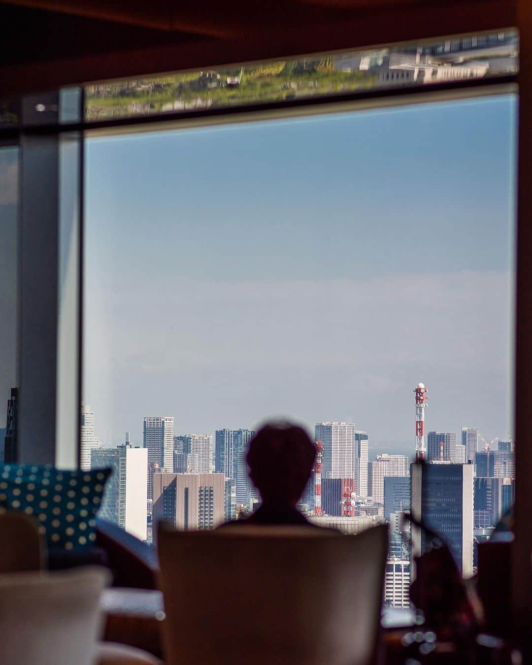 のインスタグラム：「"絶景" from クラブラウンジ。 東京の景色で新しい発見を。  Slip into a world of luxury at and enjoy the spectacular view from the Club Lounge.  Share your own images with us by tagging @princegallerytokyokioicho ————————————————————— #theluxurycollection #princehotels #tokyohotel #marriottbonvoy #theprincegallerytokyokioicho  #赤坂見附 #ザプリンスギャラリー東京紀尾井町 #東京ホテル #ホカンス #クラブラウンジ #ホテルラウンジ」