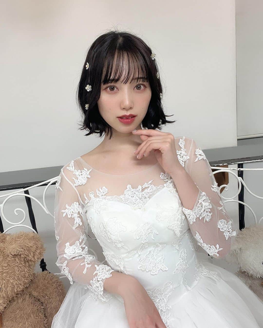 のインスタグラム：「🤍🕊  #selca #selfie #셀카 #셀카그램 #today #ootd #dailylook #instagood #instalike #instafashion #followme #outfit #今日のコーデ#インスタ映え #アイドル #idol #japaneseidol #japanesegirl #マイディア #是枝優美 #ヘアアレンジ #自撮り女子 #推してください  #ドレス試着  #ウエディングドレス」