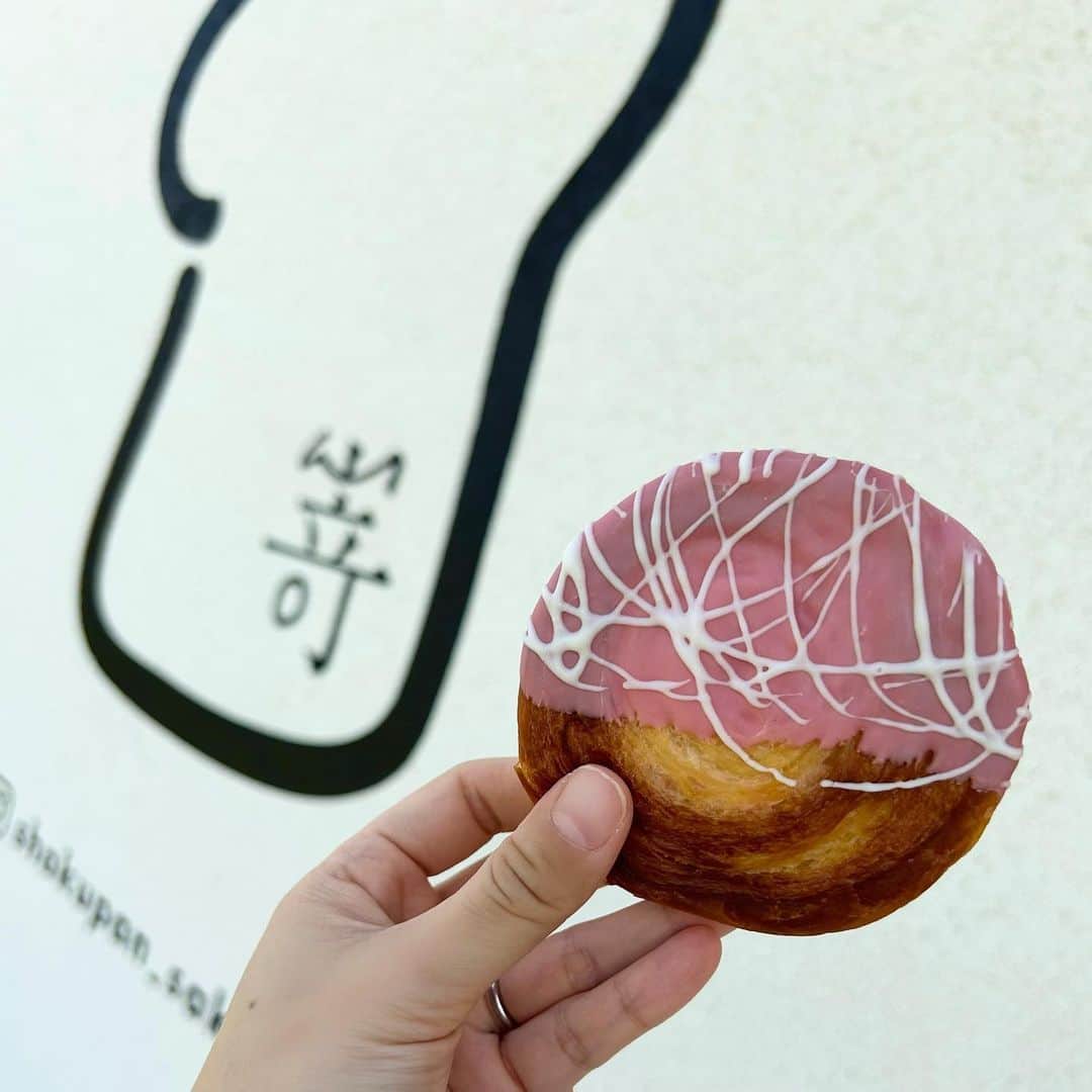 Moeさんのインスタグラム写真 - (MoeInstagram)「【嵜本ベーカリー🥐in和歌山】 . 3月にオープンしたらしい！ めっちゃ綺麗なお店やった😘 . 新スイーツの『ニューヨークロール』🍓 可愛い〜！ しっとりした生地の中にも ぎっしりイチゴクリームが！ 美味しかった😋 . チーズケーキも気になった！ . . #嵜本 #嵜本ベーカリー #sakimotobakery  #ニューヨークロール #いちご #ベーカリー #和歌山 #和歌山市グルメ #和歌山市カフェ #もえぐるめ」7月6日 21時06分 - pimoemoe