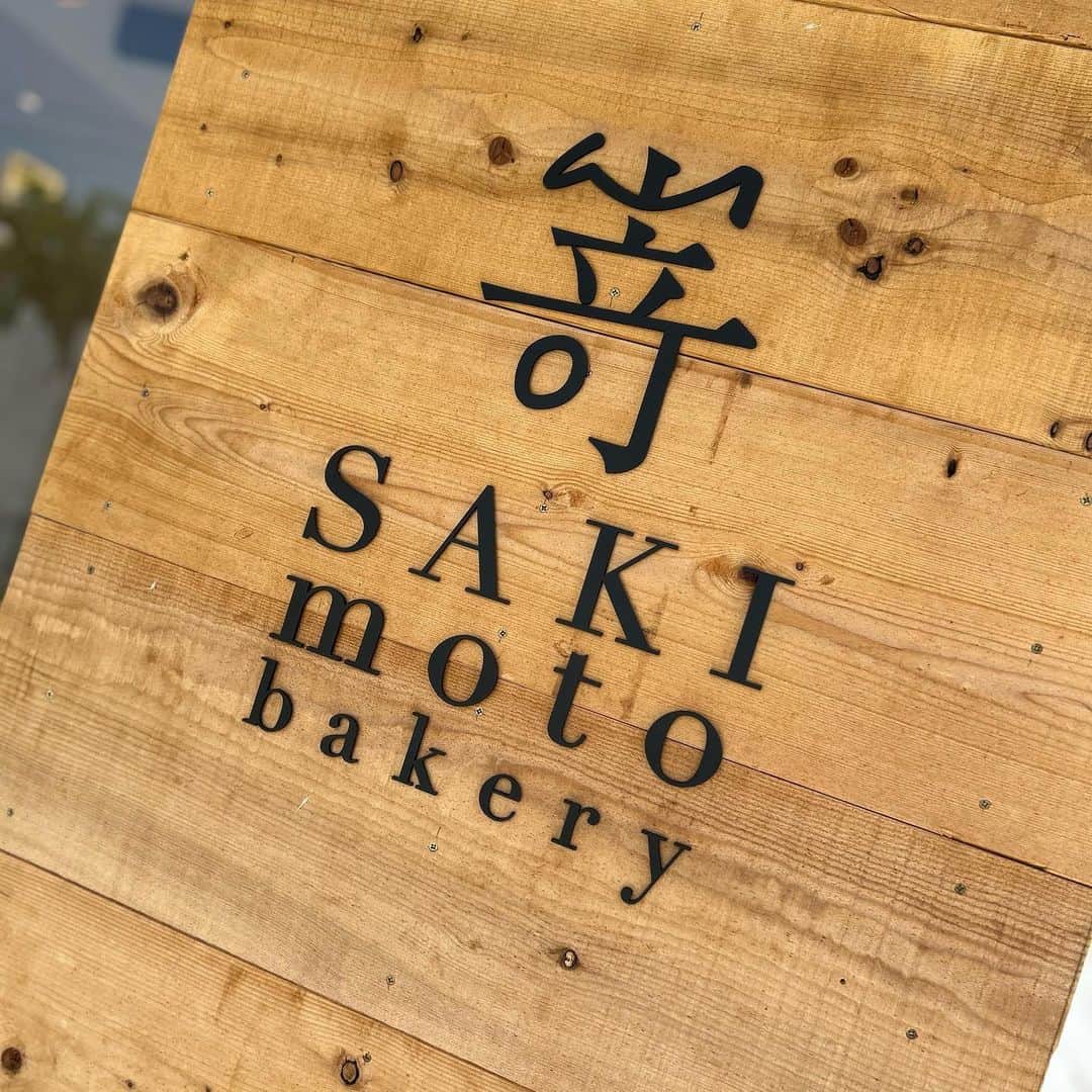 Moeさんのインスタグラム写真 - (MoeInstagram)「【嵜本ベーカリー🥐in和歌山】 . 3月にオープンしたらしい！ めっちゃ綺麗なお店やった😘 . 新スイーツの『ニューヨークロール』🍓 可愛い〜！ しっとりした生地の中にも ぎっしりイチゴクリームが！ 美味しかった😋 . チーズケーキも気になった！ . . #嵜本 #嵜本ベーカリー #sakimotobakery  #ニューヨークロール #いちご #ベーカリー #和歌山 #和歌山市グルメ #和歌山市カフェ #もえぐるめ」7月6日 21時06分 - pimoemoe