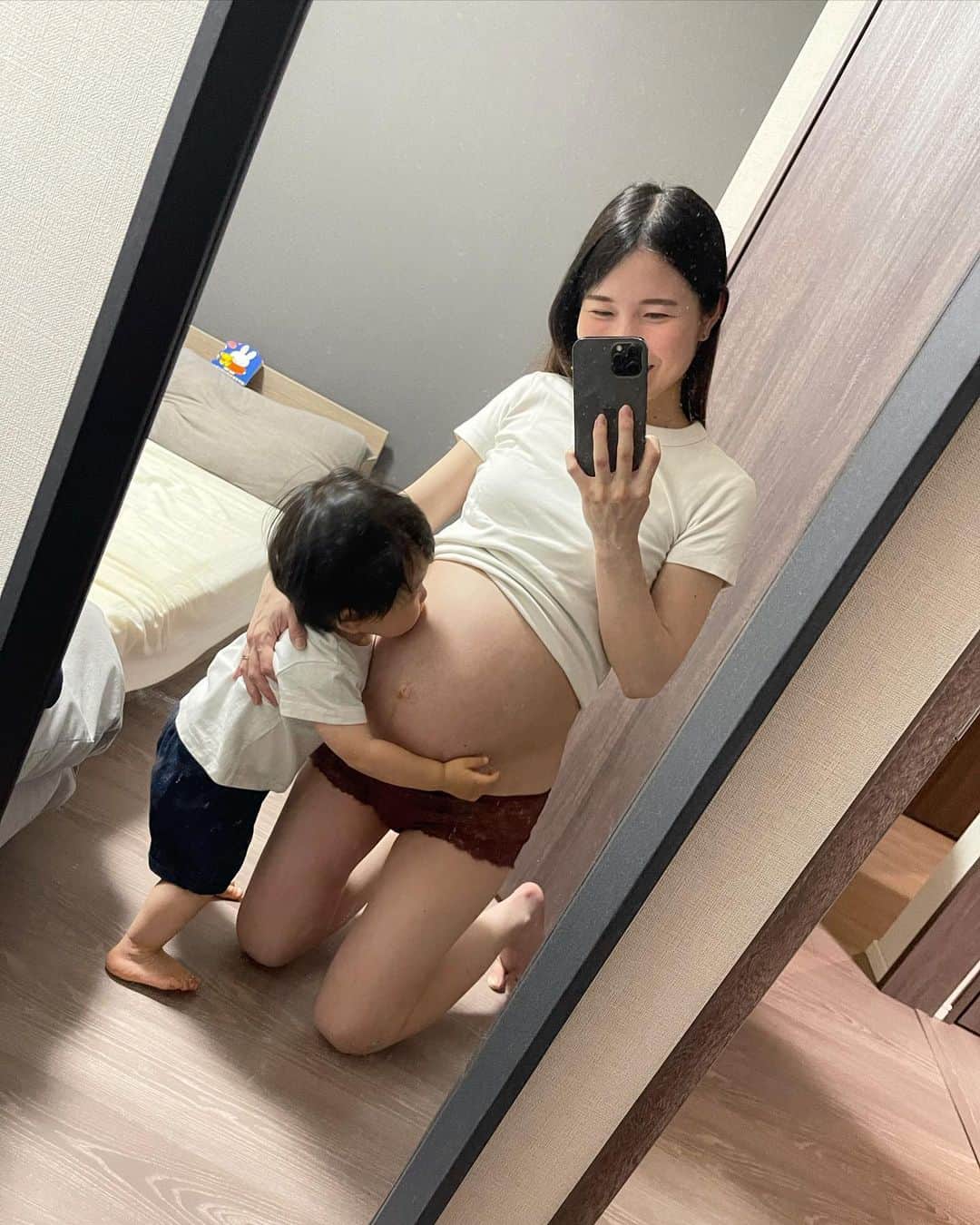田中響子さんのインスタグラム写真 - (田中響子Instagram)「出産2日前のまんまるお腹さん🤰🏻  今回も食べ悪阻だったので ぷくぷく12kg肥えました。 お式までに頑張って痩せないと🫥  息子の時は毎月撮っていたお腹記録、 お兄ちゃんの育児で精一杯で これが最初で最後になってしまいました、、🥲  写真は少なくても 娘氏のことも全力で愛してるからね🤍」7月6日 21時08分 - coco.golf