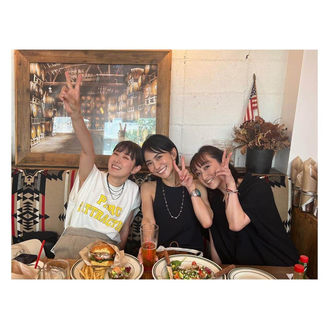 megumi matsuoさんのインスタグラム写真 - (megumi matsuoInstagram)「… 久しぶりに3人で集まれた日 @she_wolf_diner でランチ♡  7、8枚目 コズエがリール撮ってるところに乱入する私 咄嗟に付き合うコズエ それを撮るアヤヤ その写真の出来が思いのほかよくて大爆笑  アラフィフになっても くだらないことして笑ってます  #渋谷#渋谷ランチ#shewolfdiner#ハンバーガー#ママ#ママライフ#アラフィフ#40代コーデ#３児ママ#親友#松潤ランチ#松潤と二宮とアヤ」7月6日 21時08分 - sara_mira_