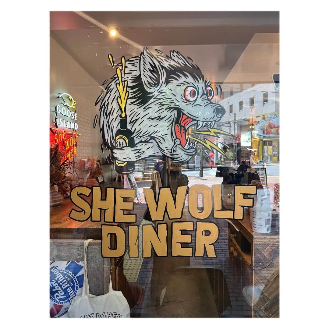 megumi matsuoさんのインスタグラム写真 - (megumi matsuoInstagram)「… 久しぶりに3人で集まれた日 @she_wolf_diner でランチ♡  7、8枚目 コズエがリール撮ってるところに乱入する私 咄嗟に付き合うコズエ それを撮るアヤヤ その写真の出来が思いのほかよくて大爆笑  アラフィフになっても くだらないことして笑ってます  #渋谷#渋谷ランチ#shewolfdiner#ハンバーガー#ママ#ママライフ#アラフィフ#40代コーデ#３児ママ#親友#松潤ランチ#松潤と二宮とアヤ」7月6日 21時08分 - sara_mira_