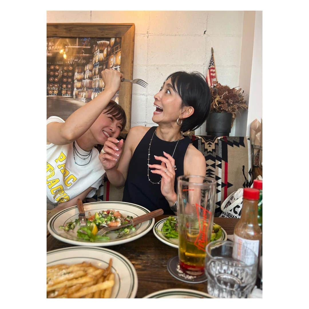 megumi matsuoさんのインスタグラム写真 - (megumi matsuoInstagram)「… 久しぶりに3人で集まれた日 @she_wolf_diner でランチ♡  7、8枚目 コズエがリール撮ってるところに乱入する私 咄嗟に付き合うコズエ それを撮るアヤヤ その写真の出来が思いのほかよくて大爆笑  アラフィフになっても くだらないことして笑ってます  #渋谷#渋谷ランチ#shewolfdiner#ハンバーガー#ママ#ママライフ#アラフィフ#40代コーデ#３児ママ#親友#松潤ランチ#松潤と二宮とアヤ」7月6日 21時08分 - sara_mira_