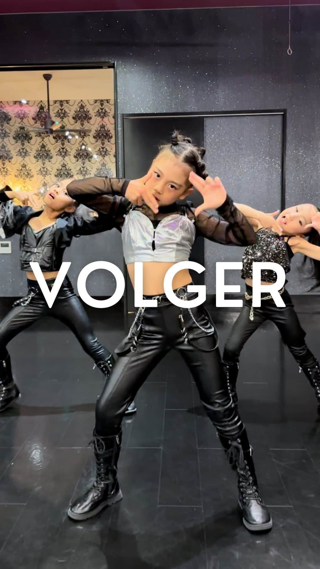 Ruuのインスタグラム：「⚔️VOLGER Remix⚔️  小学２年生Verだよ😳😳😳 月曜の ViViSOULというクラスは中級クラスで 私のレッスンの中でも1番レベルが高いクラス。 まず振りを覚えるだけでも相当なキャパが必要かと🤔 1週間で自分のものにしてくるなんて。リスペクト🫡  VOLGERは、東京や大阪でもやりたい振付⚔️💕 難しいけど頑張って覚えてみてね😉✨」