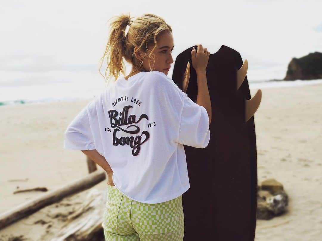 BillabongWomensJapanのインスタグラム：「ガーゼ天竺の柔らかな風合いのTEE、太めのスクリプトロゴがポイント」
