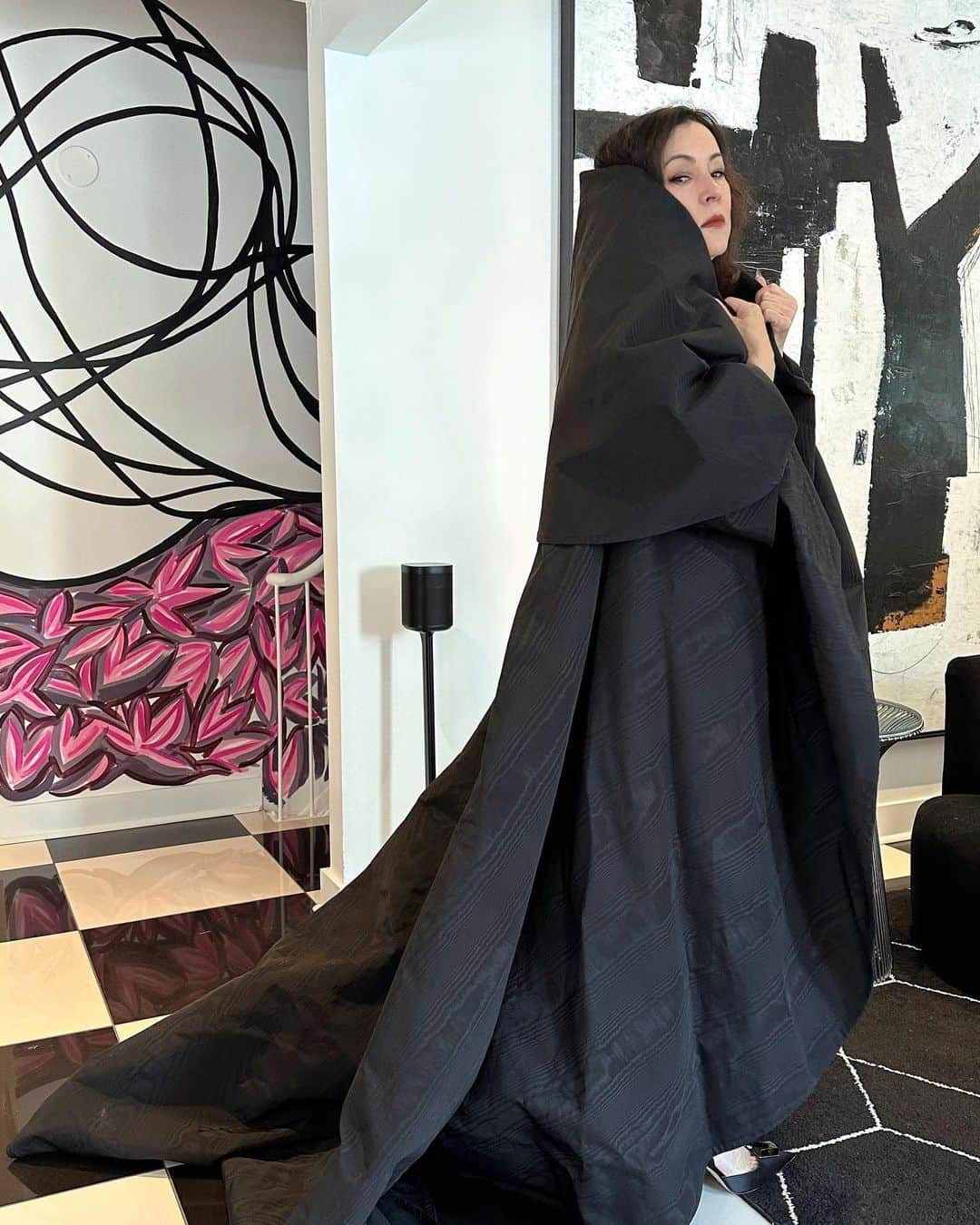 ジェニファー・ティリーさんのインスタグラム写真 - (ジェニファー・ティリーInstagram)「The French Lieutenant’s Woman.   Getting all dramatic in this #ZacPosen cape at @nicholasme’s store: @cabinebynicholasmellamphy」7月6日 21時15分 - jennifertilly