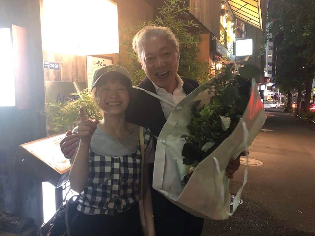 NakamuraEmiさんのインスタグラム写真 - (NakamuraEmiInstagram)「💐  オフィスオーガスタに ちむりんと健マネージャーが私を引っ張って 仲間に入れてくれた。  優しくて 曲を大事にしてくれて いつもライブに来てくれて 泣きながら曲聴いてくれて いつだってミュージシャンファーストで かっこよくて おしゃれで いっつも優しい笑顔で なかむらはそのままでいいぞといつもいってくれる。  第二のお父さんができました。  千村さん、オフィスオーガスタ退任、本当にお疲れ様でした。  恩返しできるように音楽を続けていきます。 これからもよろしくちむりん！」7月6日 21時17分 - nou.emi