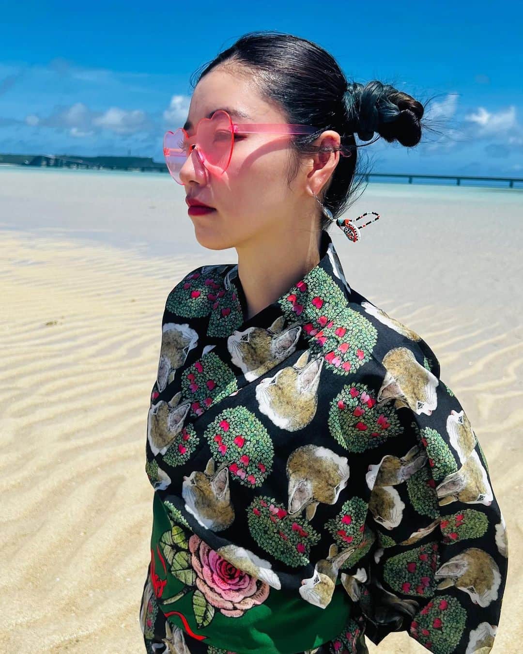 松嶋初音さんのインスタグラム写真 - (松嶋初音Instagram)「ユニの浜という360度海に囲まれた砂の島で浴衣を着たよ！ ここで浴衣の着付けした人初めてなんじゃないだろうか！えへへ。強風の中着付けしました！ そのおかげでめちゃ良い写真が撮れたし、ゆうやくん @yukaala_marine_miyakojima のドローン映像も最高だった〜！！ゆうやくんありがとう！  また行きたいなー！    #宮古島  #ユニの浜  #japan #miyakoisland」7月6日 21時18分 - hatsunex