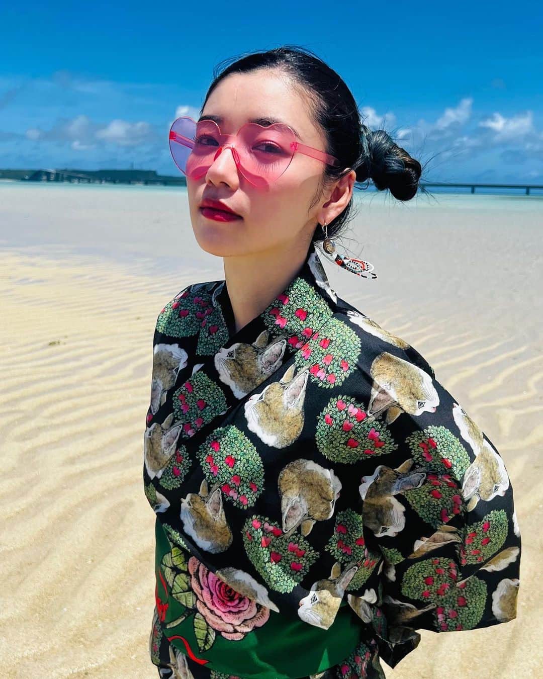 松嶋初音のインスタグラム：「ユニの浜という360度海に囲まれた砂の島で浴衣を着たよ！ ここで浴衣の着付けした人初めてなんじゃないだろうか！えへへ。強風の中着付けしました！ そのおかげでめちゃ良い写真が撮れたし、ゆうやくん @yukaala_marine_miyakojima のドローン映像も最高だった〜！！ゆうやくんありがとう！  また行きたいなー！    #宮古島  #ユニの浜  #japan #miyakoisland」